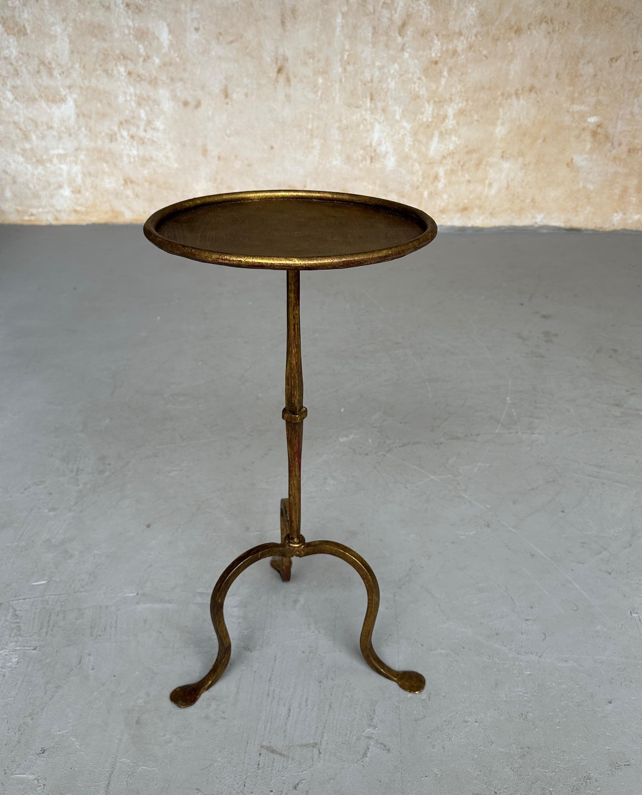 Petite table à boire espagnole en fer doré avec base tripode en vente 5