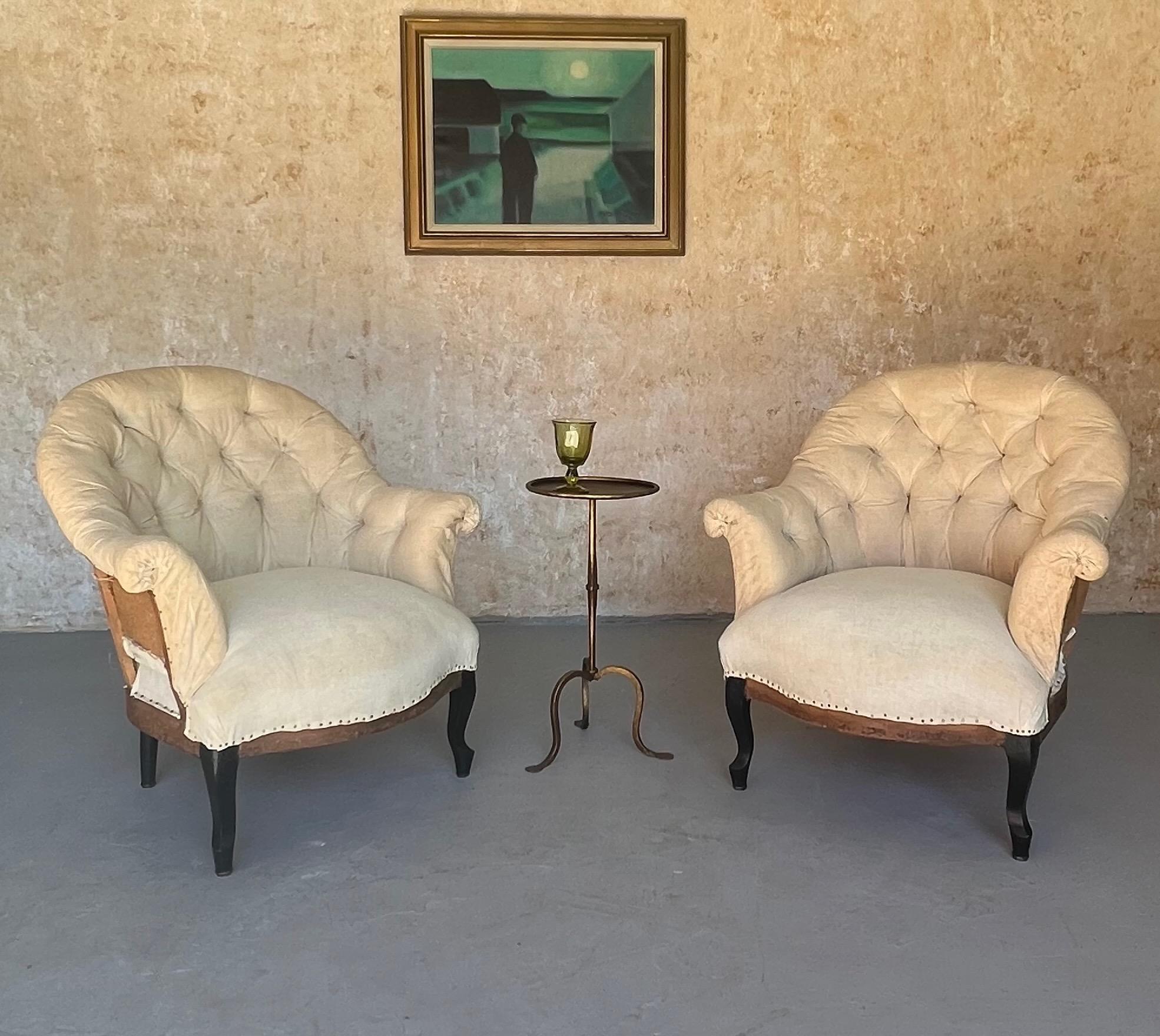 Mid-Century Modern Petite table à boire espagnole en fer doré avec base tripode en vente