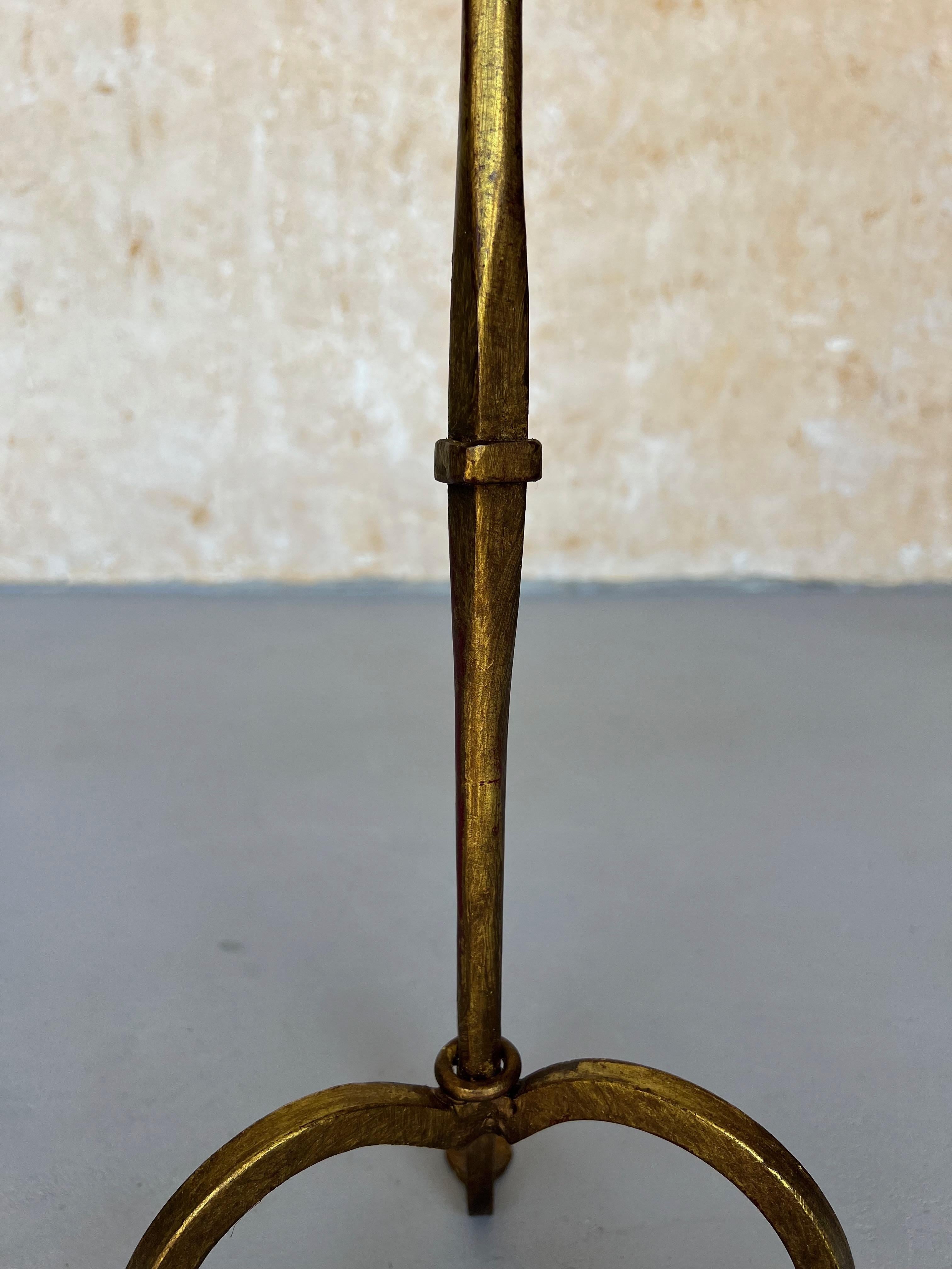 Espagnol Petite table à boire espagnole en fer doré avec base tripode en vente