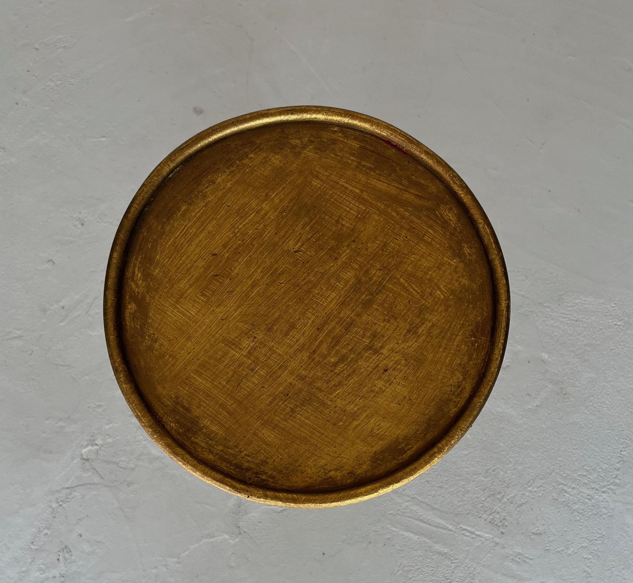 Doré Petite table à boire espagnole en fer doré avec base tripode en vente