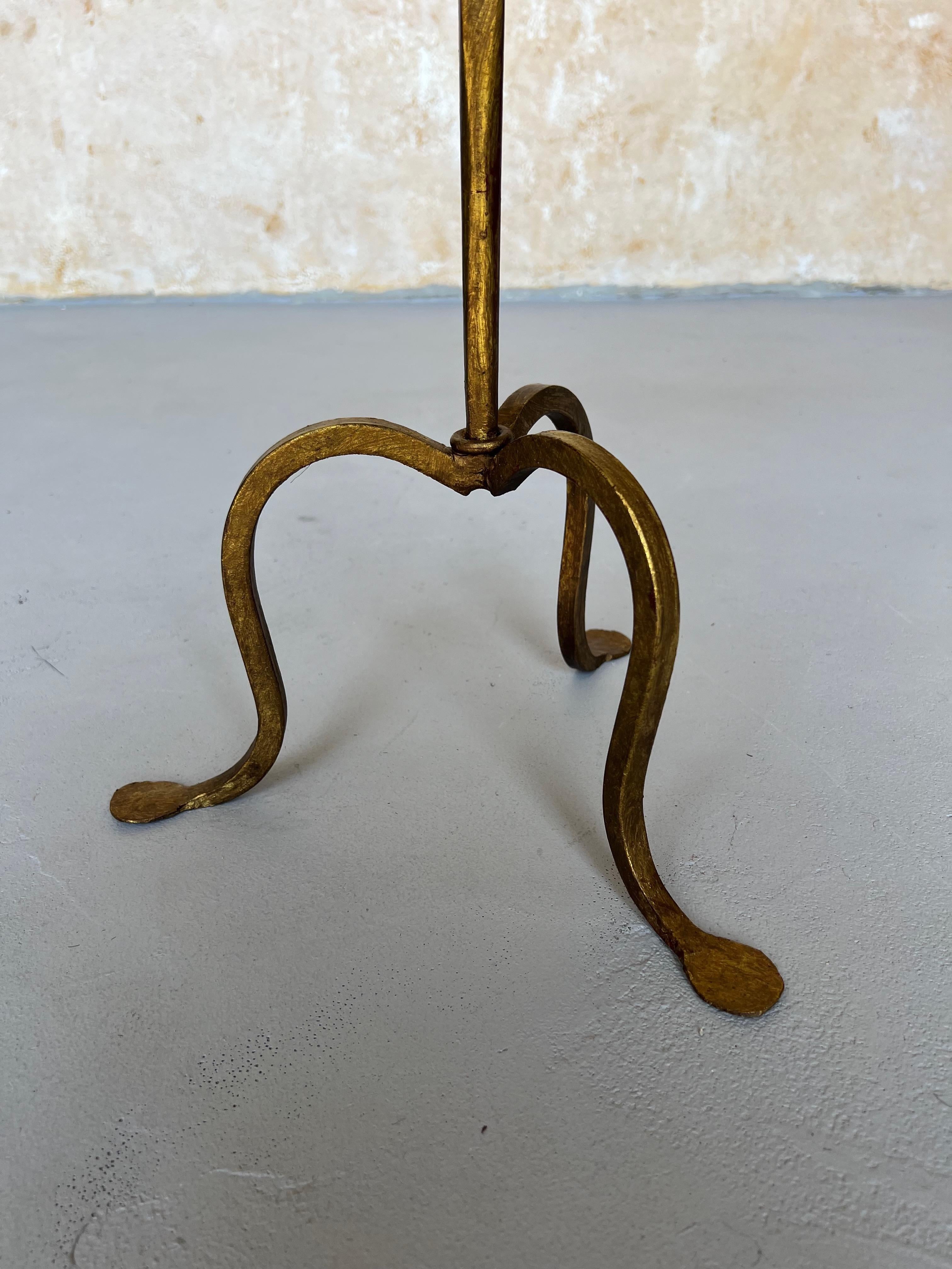 Petite table à boire espagnole en fer doré avec base tripode Bon état - En vente à Buchanan, NY