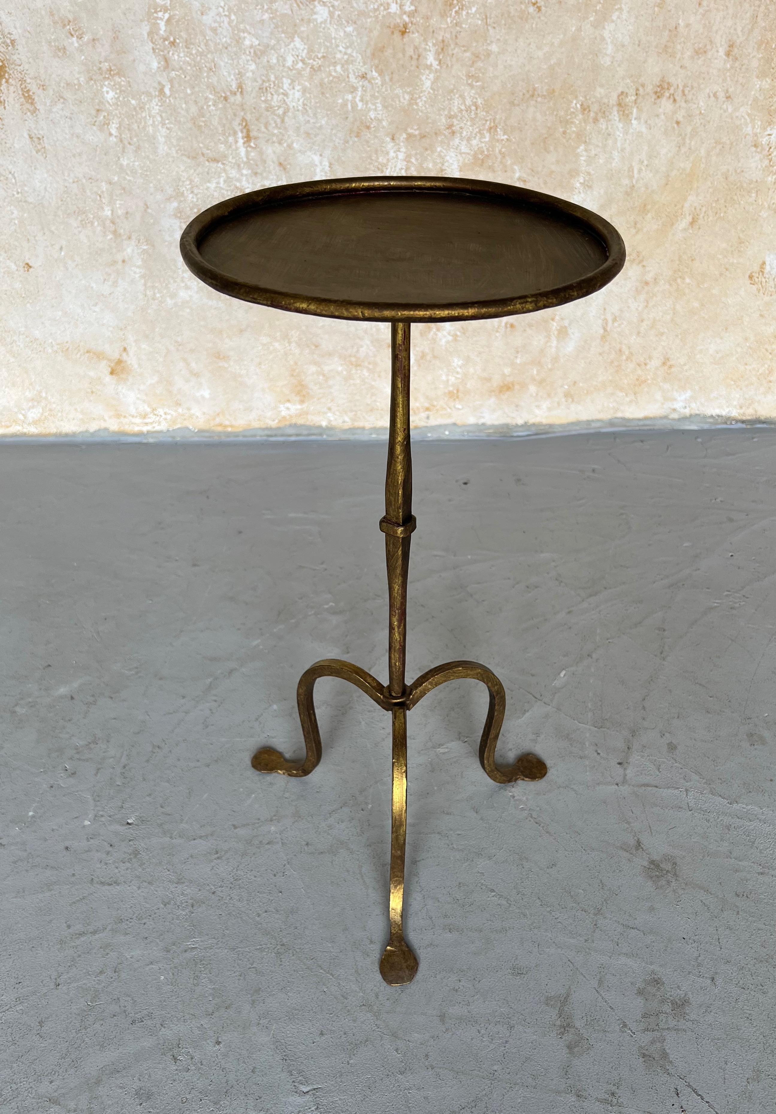 XXIe siècle et contemporain Petite table à boire espagnole en fer doré avec base tripode en vente
