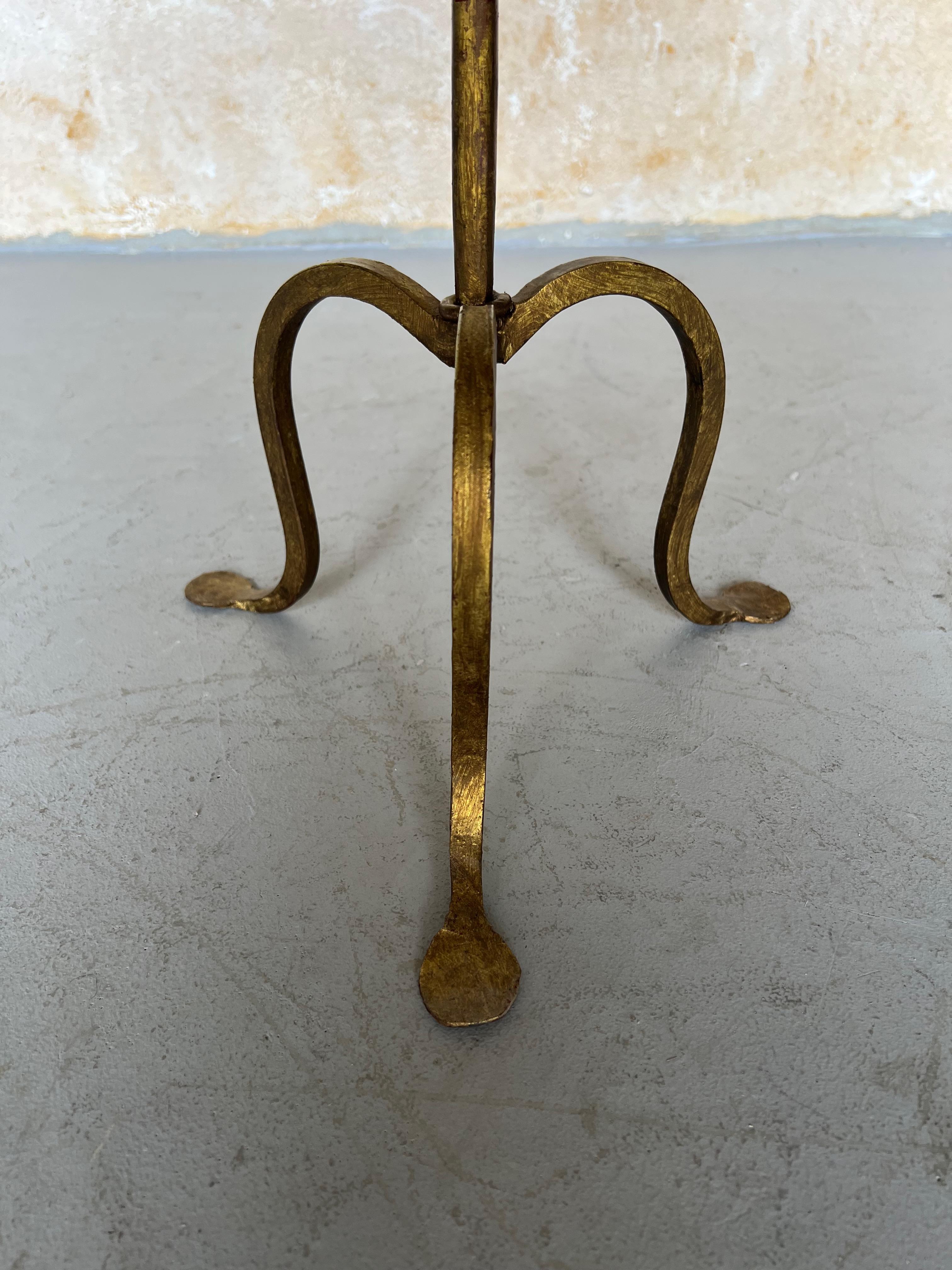 Métal Petite table à boire espagnole en fer doré avec base tripode en vente