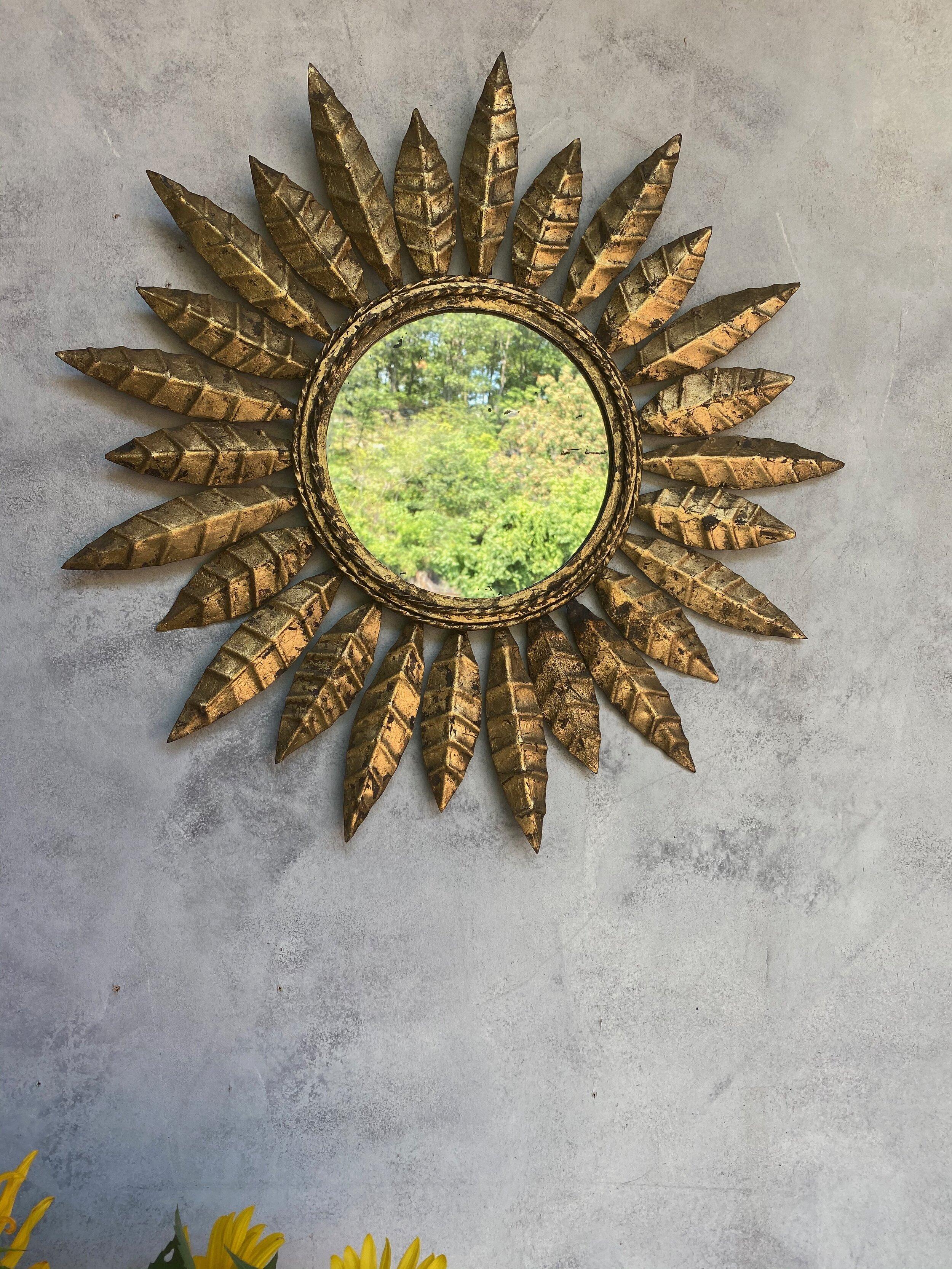 Kleiner spanischer Sonnenschliffspiegel aus vergoldetem Metall mit abwechselnd spitzen Blättern  im Zustand „Gut“ im Angebot in Buchanan, NY