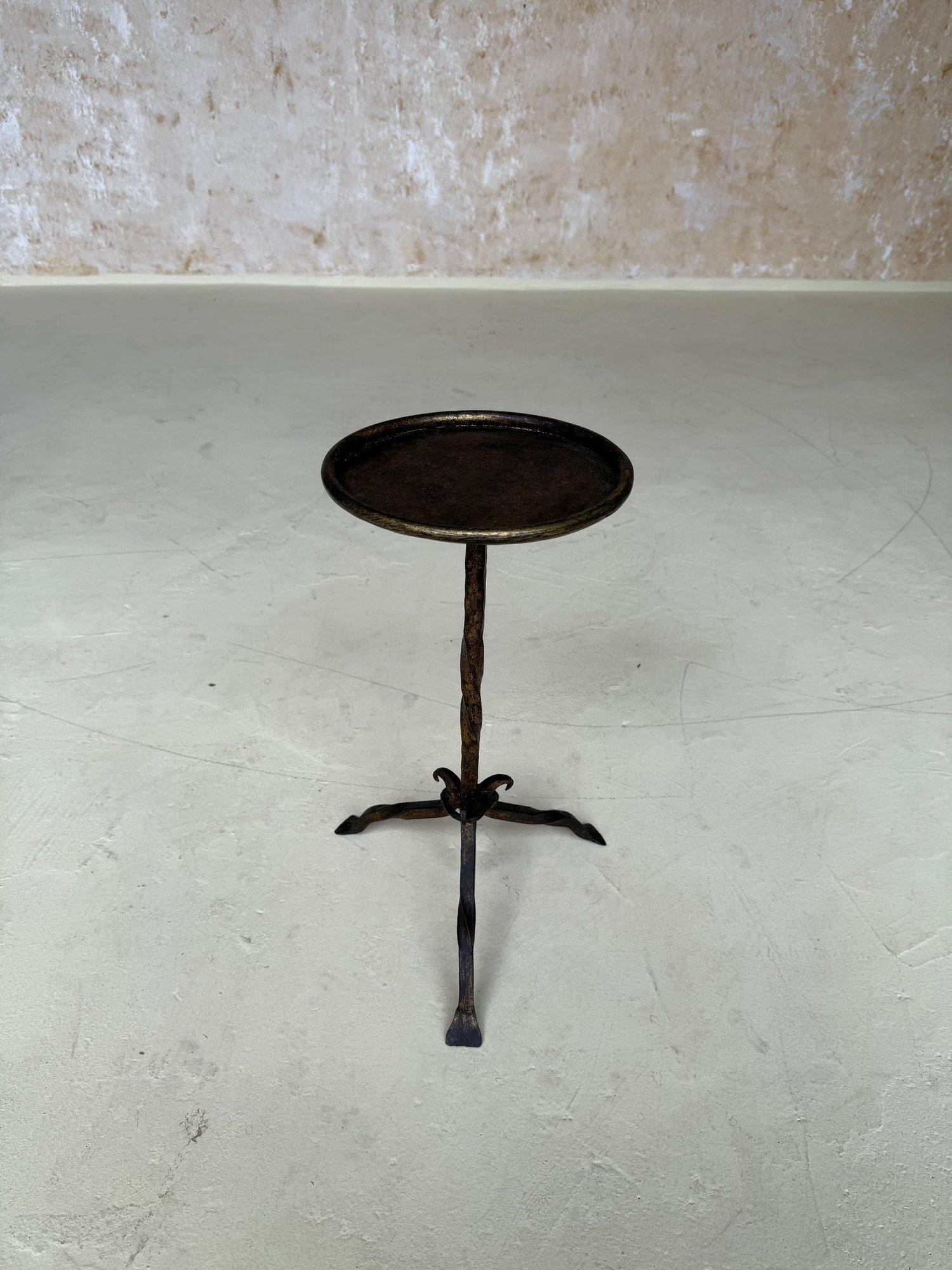 Petite table à boissons espagnole en fer sur un trépied en vente 2