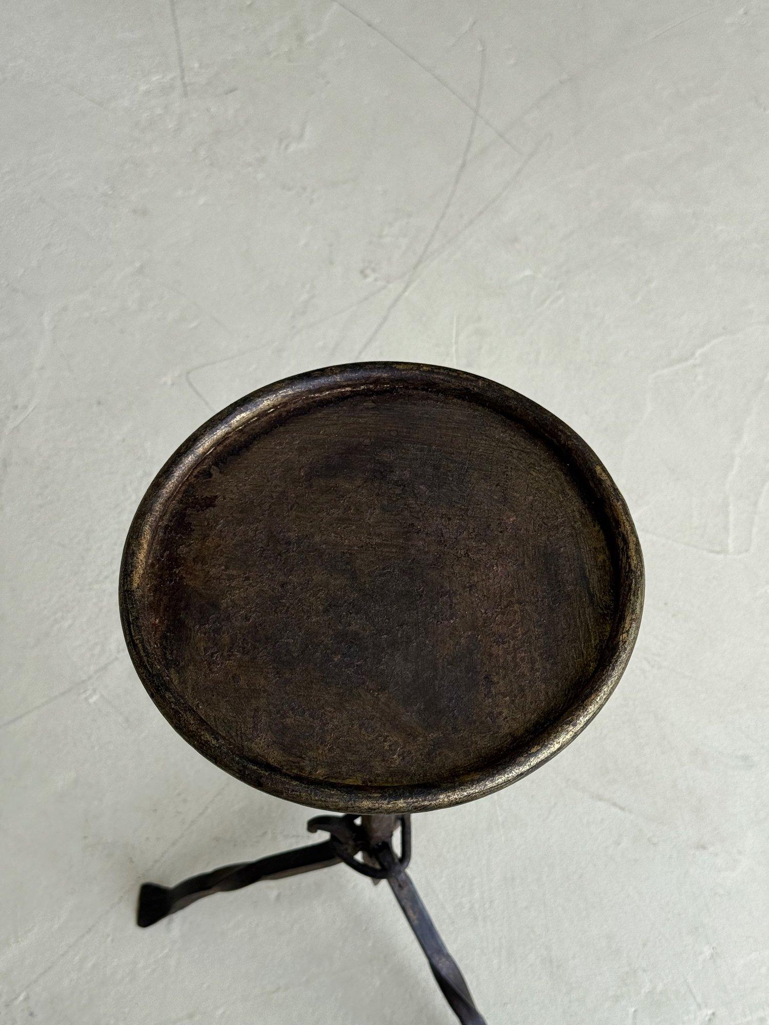 Petite table à boissons espagnole en fer sur un trépied en vente 4