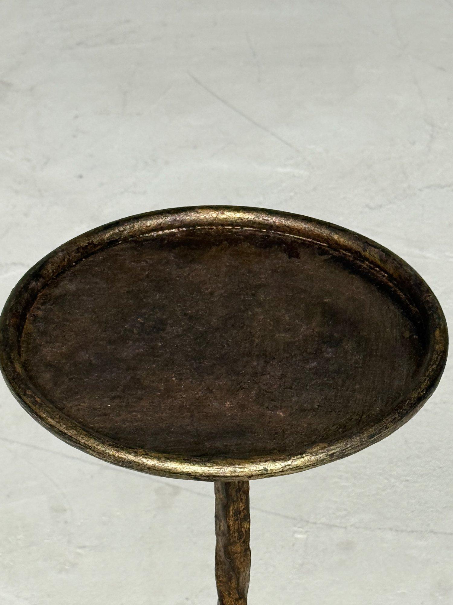 Petite table à boissons espagnole en fer sur un trépied en vente 6