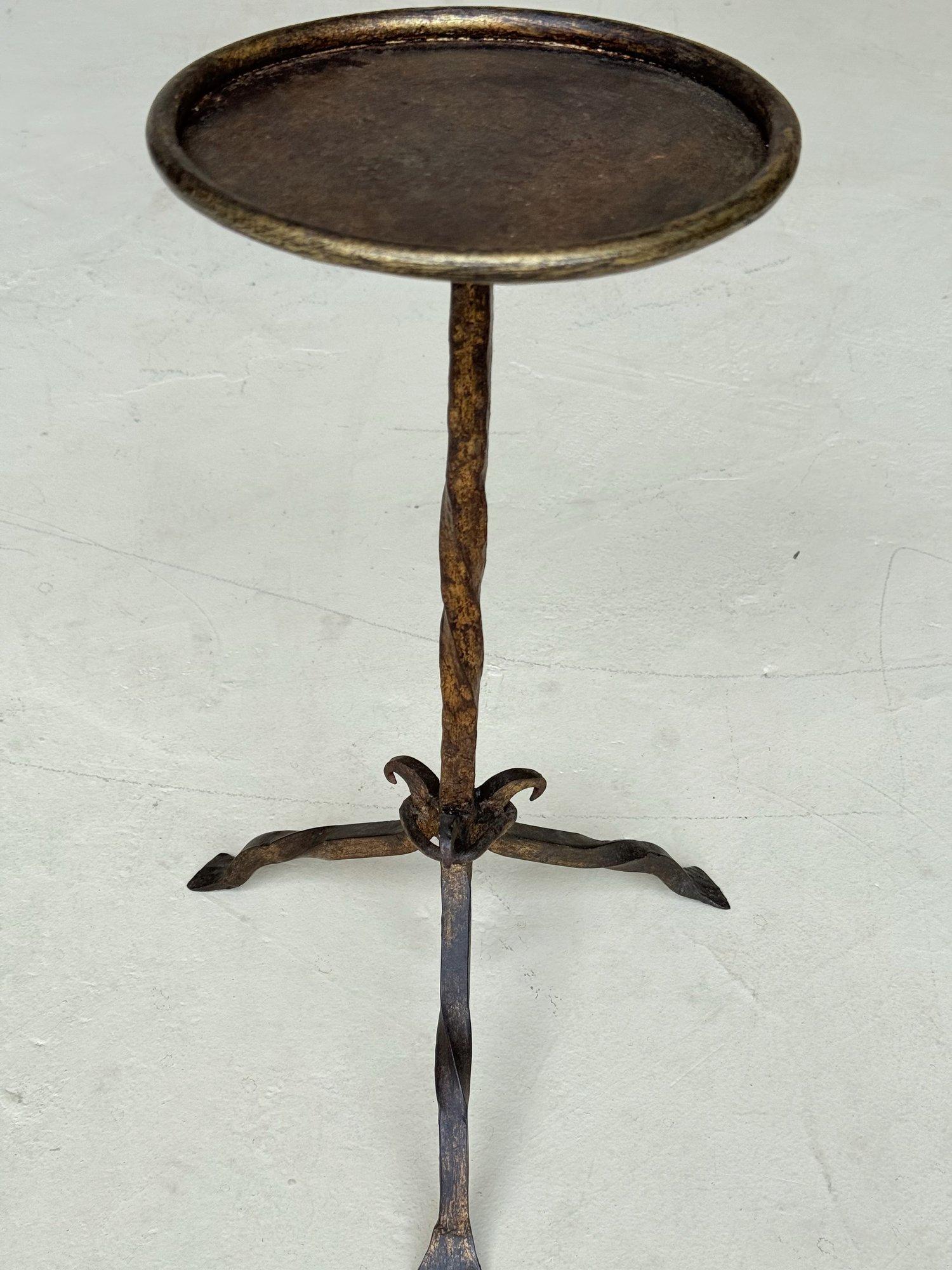 Petite table à boissons espagnole en fer sur un trépied en vente 7