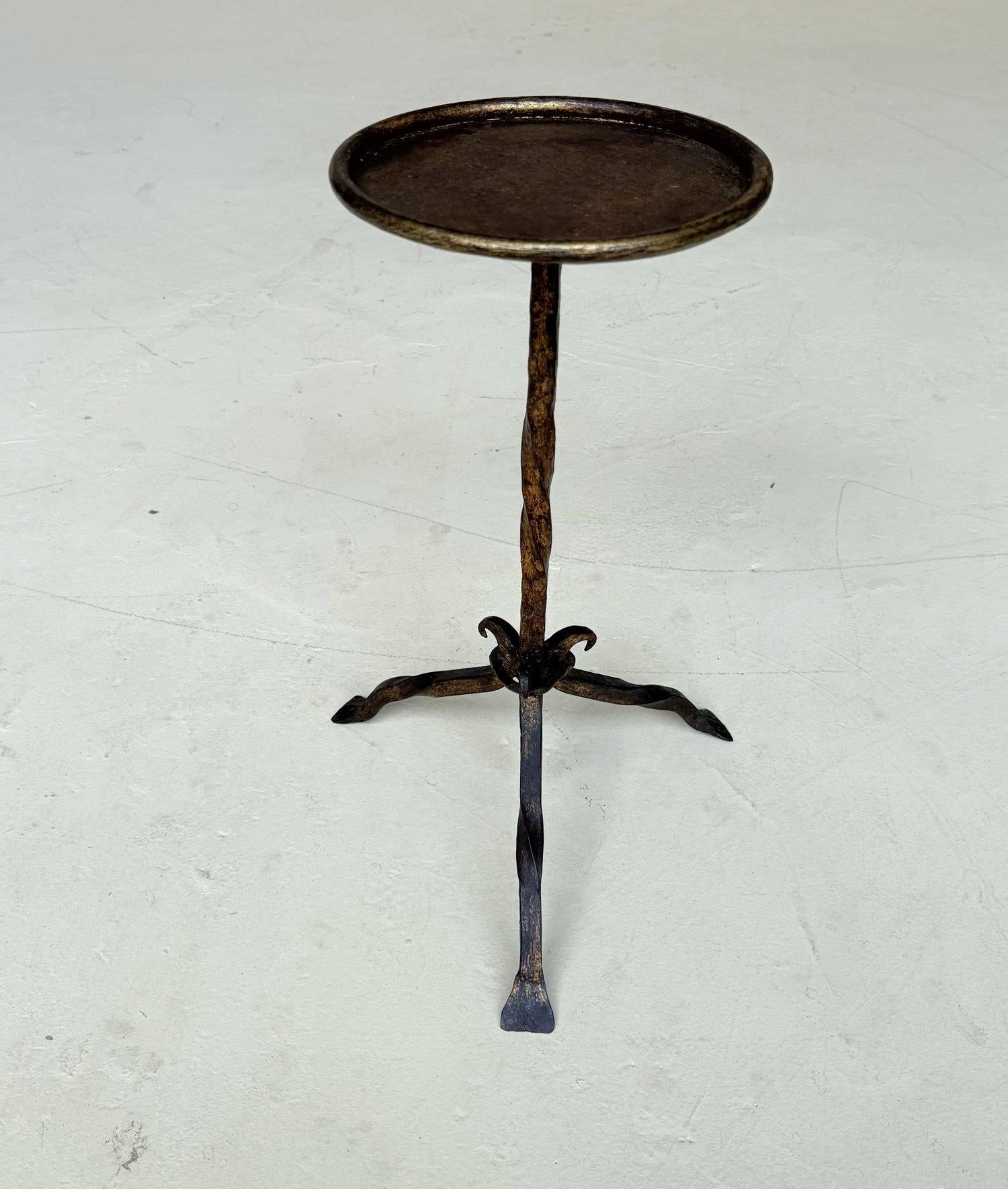 Cette charmante petite table d'appoint en fer espagnol a été récemment fabriquée à la main par des artisans qualifiés utilisant des techniques traditionnelles de travail du fer. Il présente un design distinctif avec une tige centrale torsadée qui se
