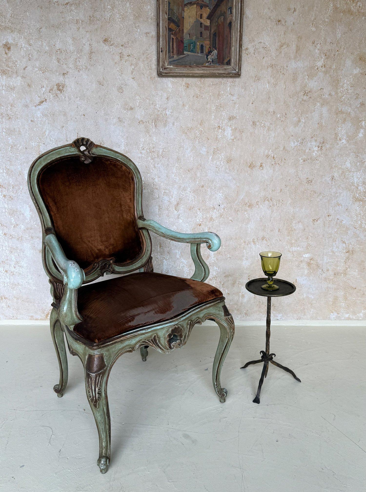 Art nouveau Petite table à boissons espagnole en fer sur un trépied en vente
