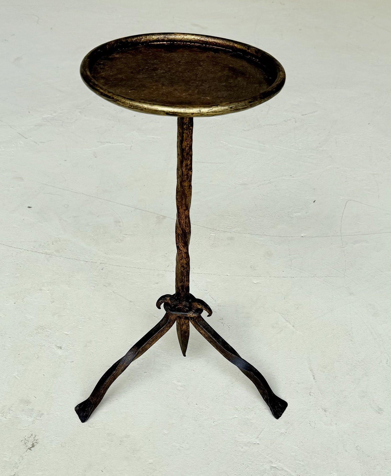 Petite table à boissons espagnole en fer sur un trépied Bon état - En vente à Buchanan, NY