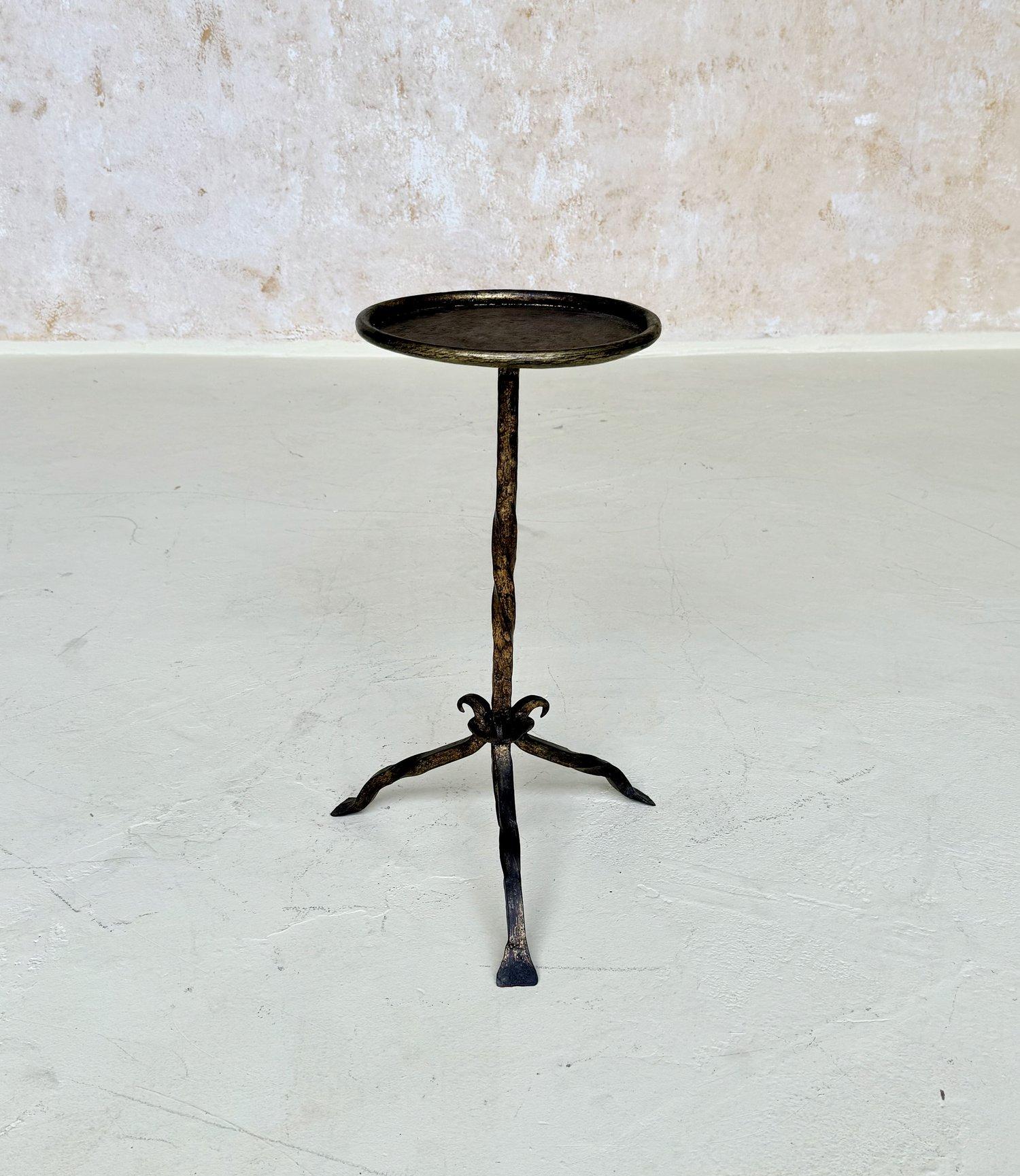 Fer Petite table à boissons espagnole en fer sur un trépied en vente