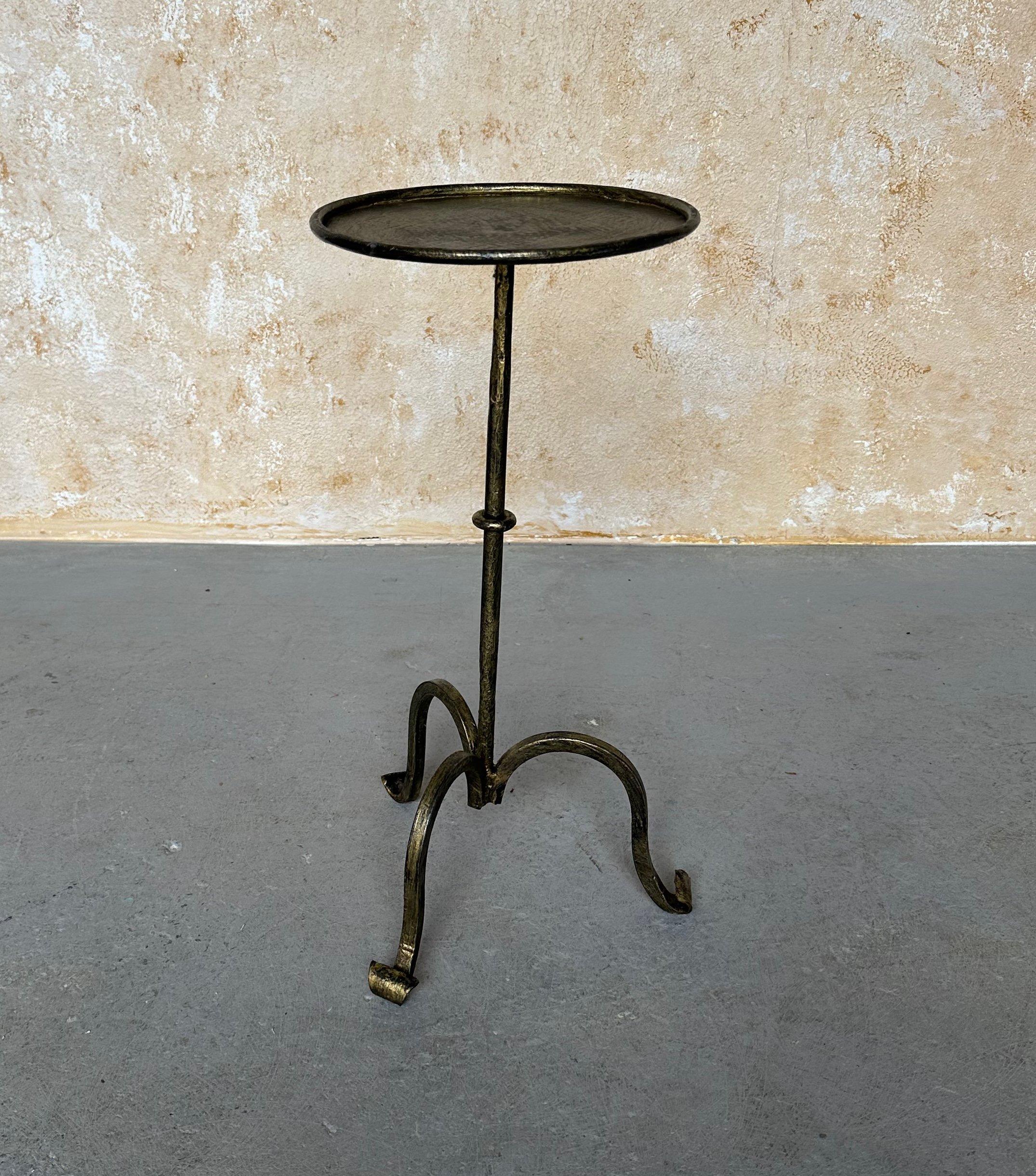This small Spanish iron drinks table was recently handcrafted by accomplished European artisans using traditional iron-working methods. Based on a vintage 1950s design, it features a central ring accent on the stem and a gracefully curved tripod