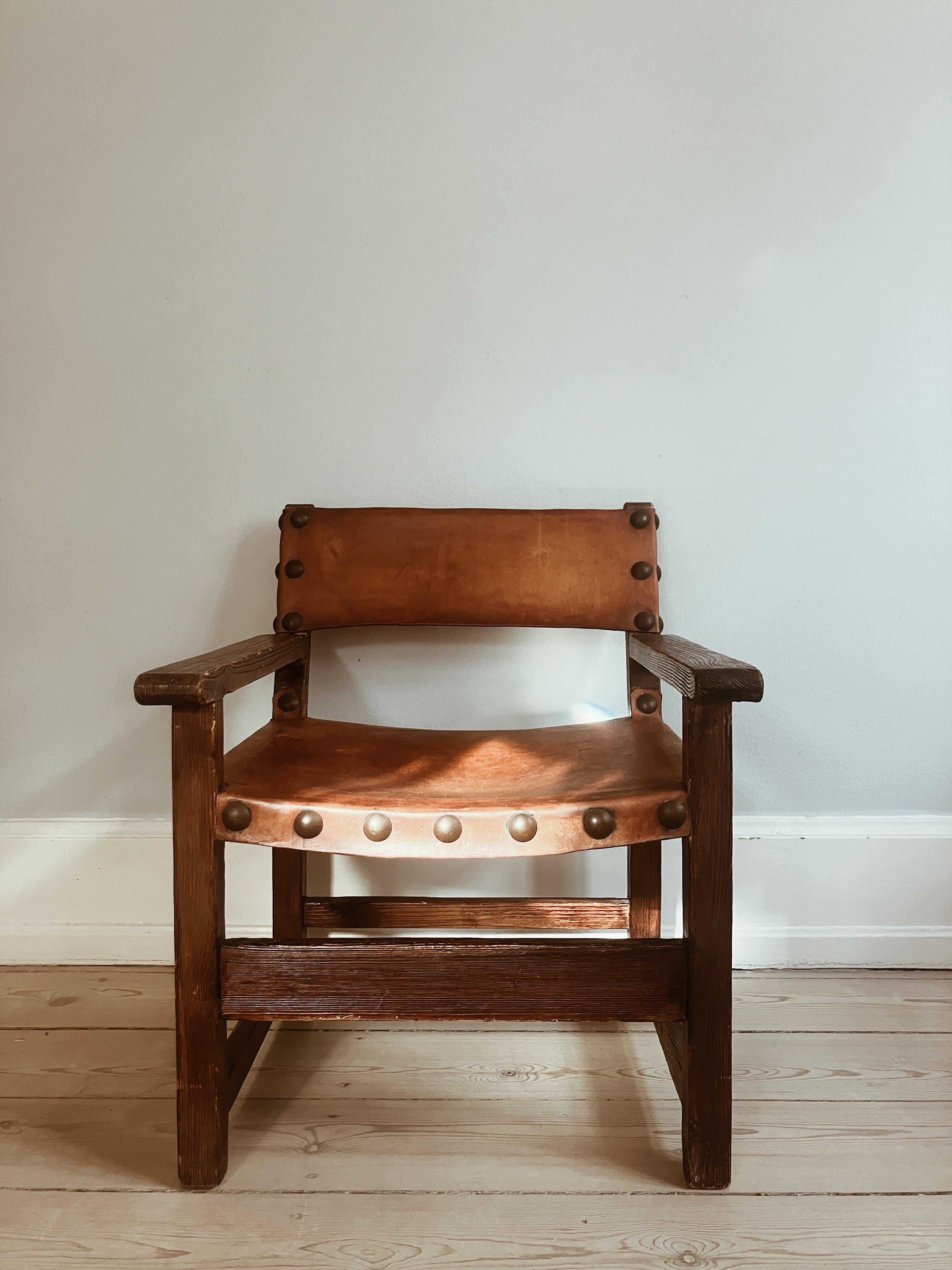 Small Spanish chair - approx. from the 1950s/1960s. Brutalist.

In leather and stained pine with decorative copper buttons on the seat and backrest.

It is a little petite in size, so please check the measurements.