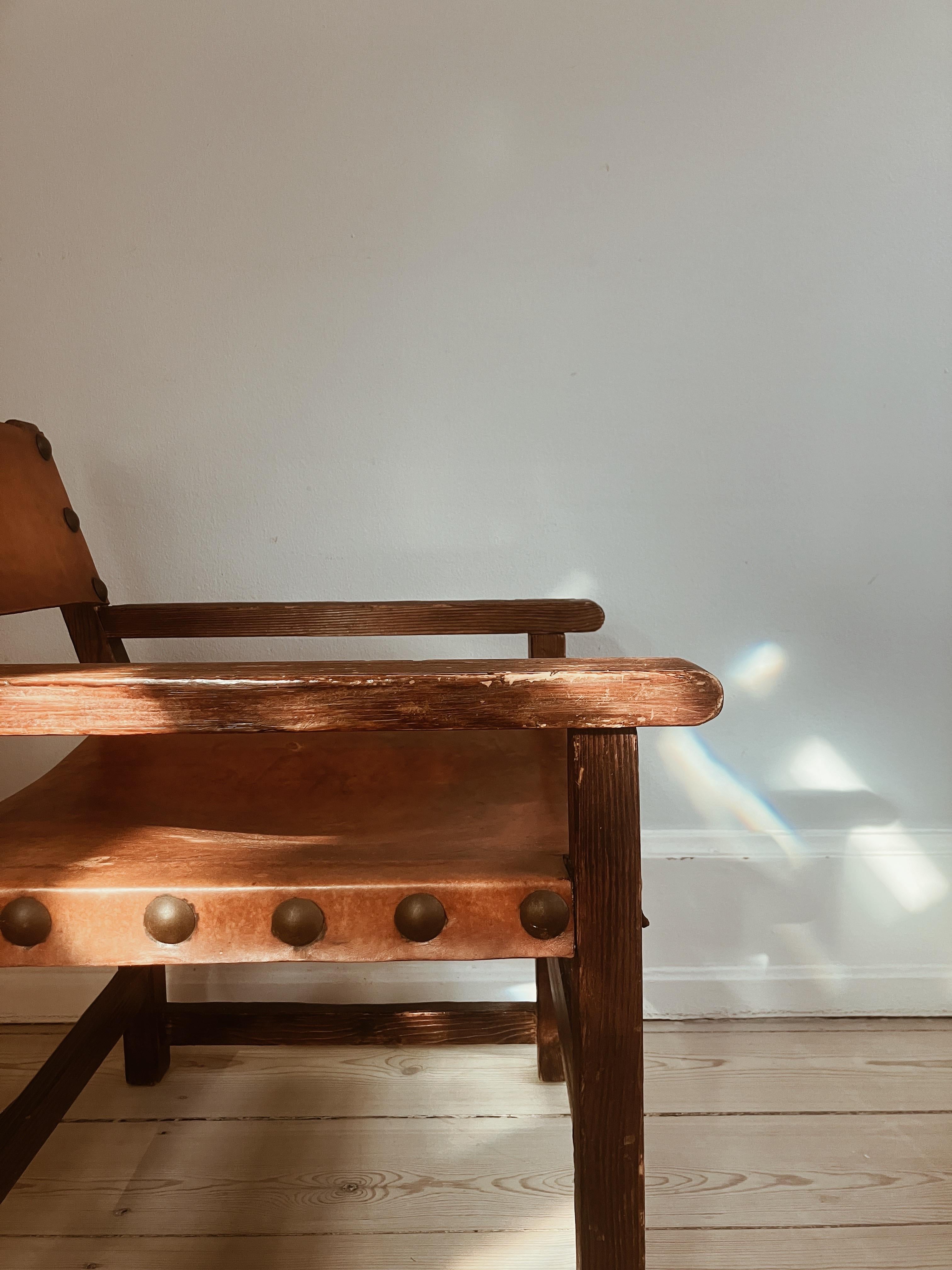 Brutalist Small Spanish brutalist leather chair For Sale