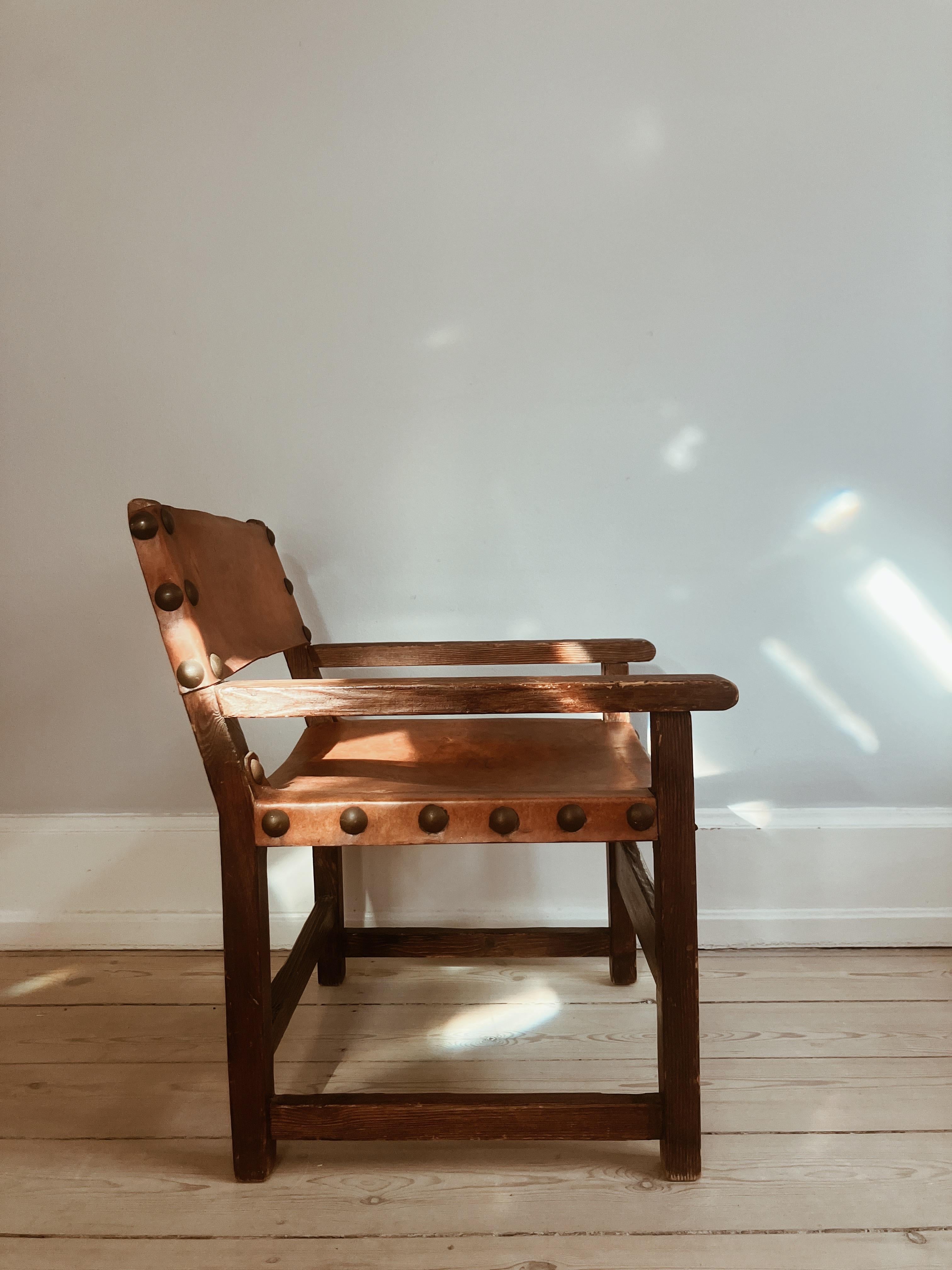 Hand-Carved Small Spanish brutalist leather chair For Sale