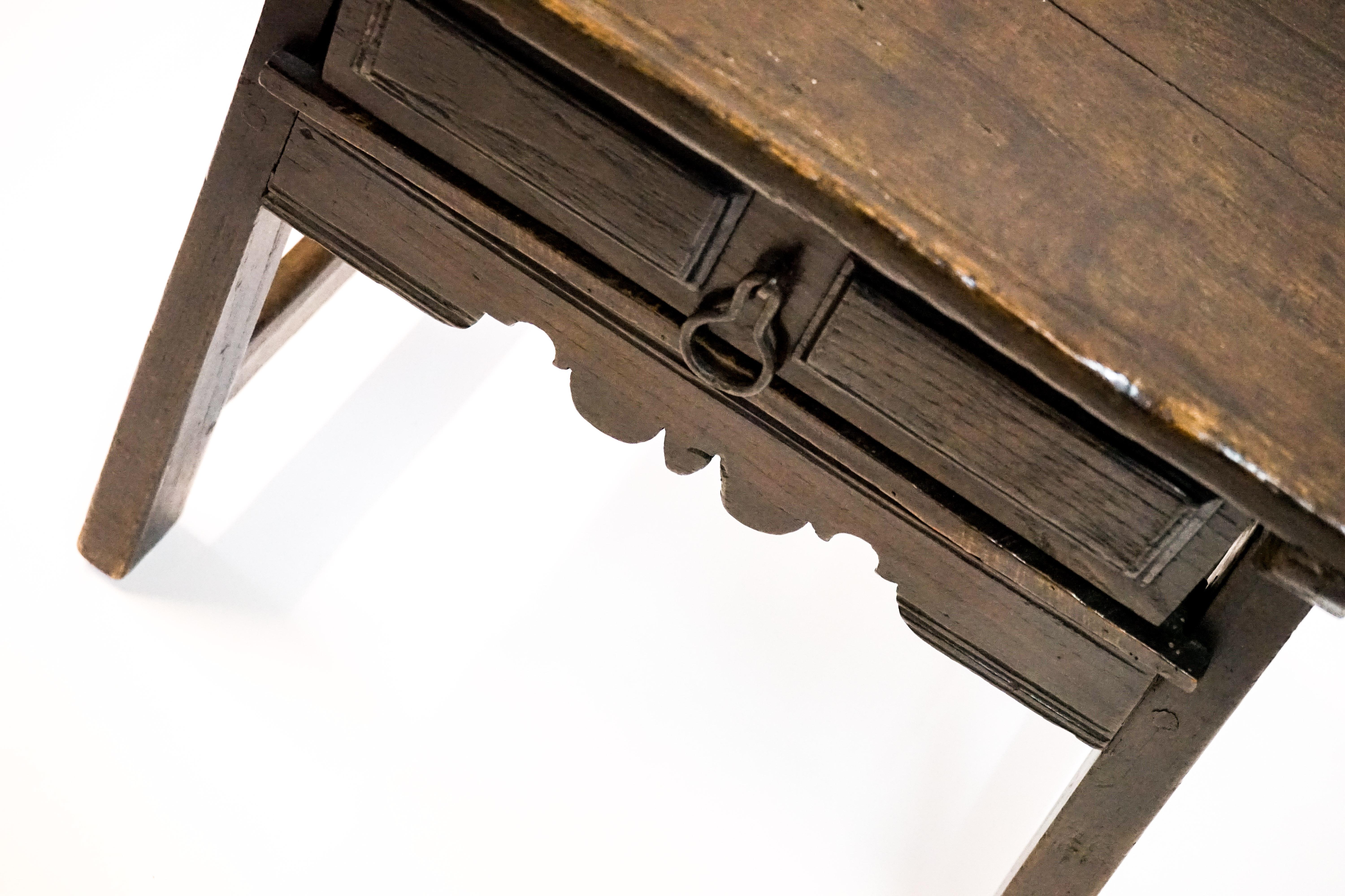Antique carved Spanish end table

Origin: Spain, circa 19th century

Measurements: 28.25