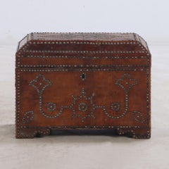 Piccolo baule spagnolo in pelle con borchie, inizio XIX secolo.