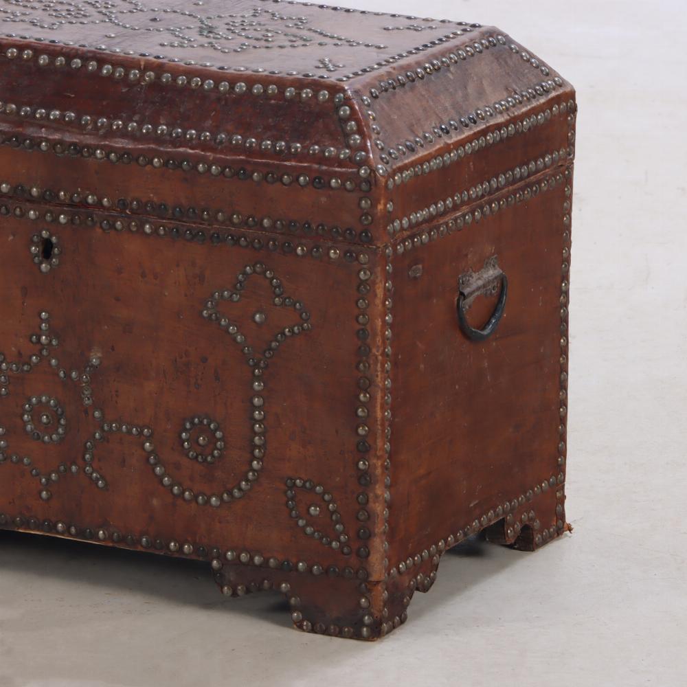 Small Spanish Studded Leather Trunk, early 19th C. In Good Condition In Philadelphia, PA