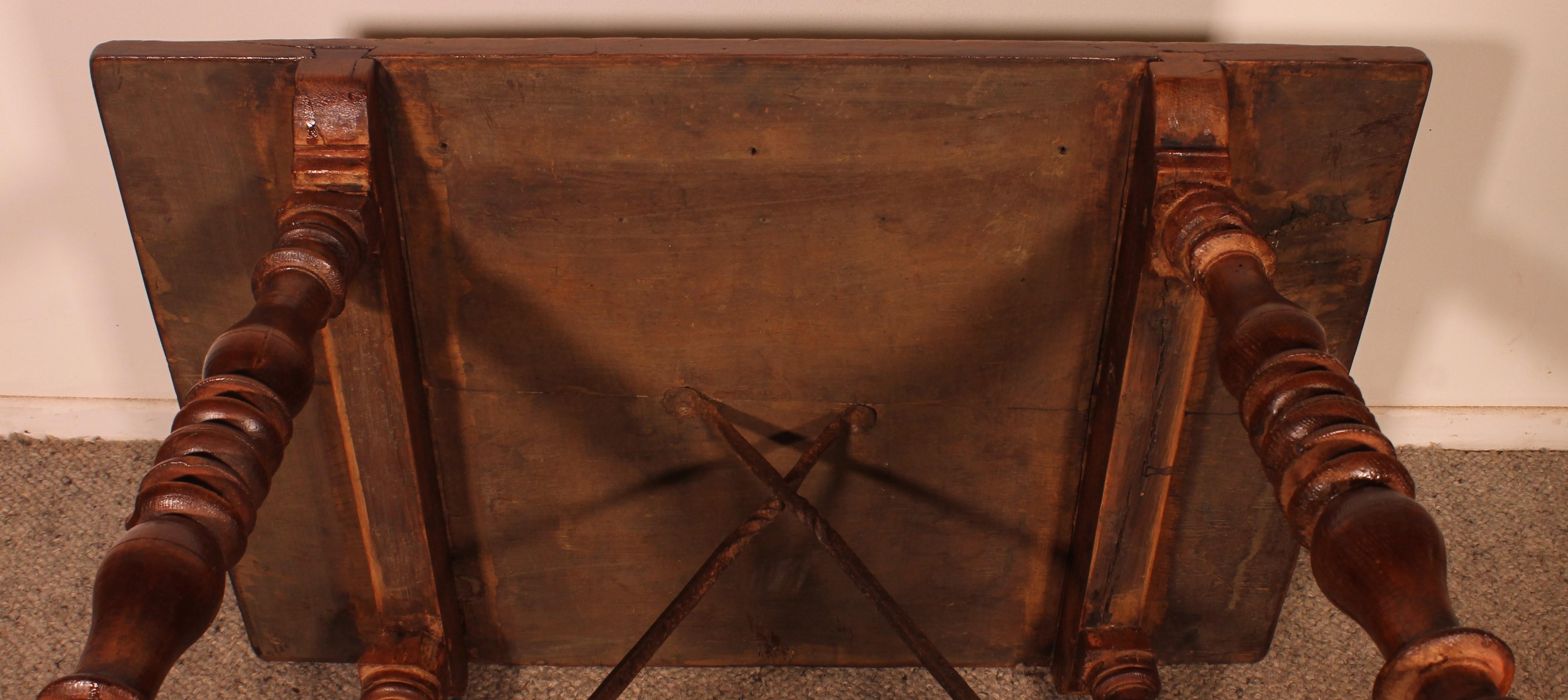 Small Spanish Table From The 17th Century For Sale 4