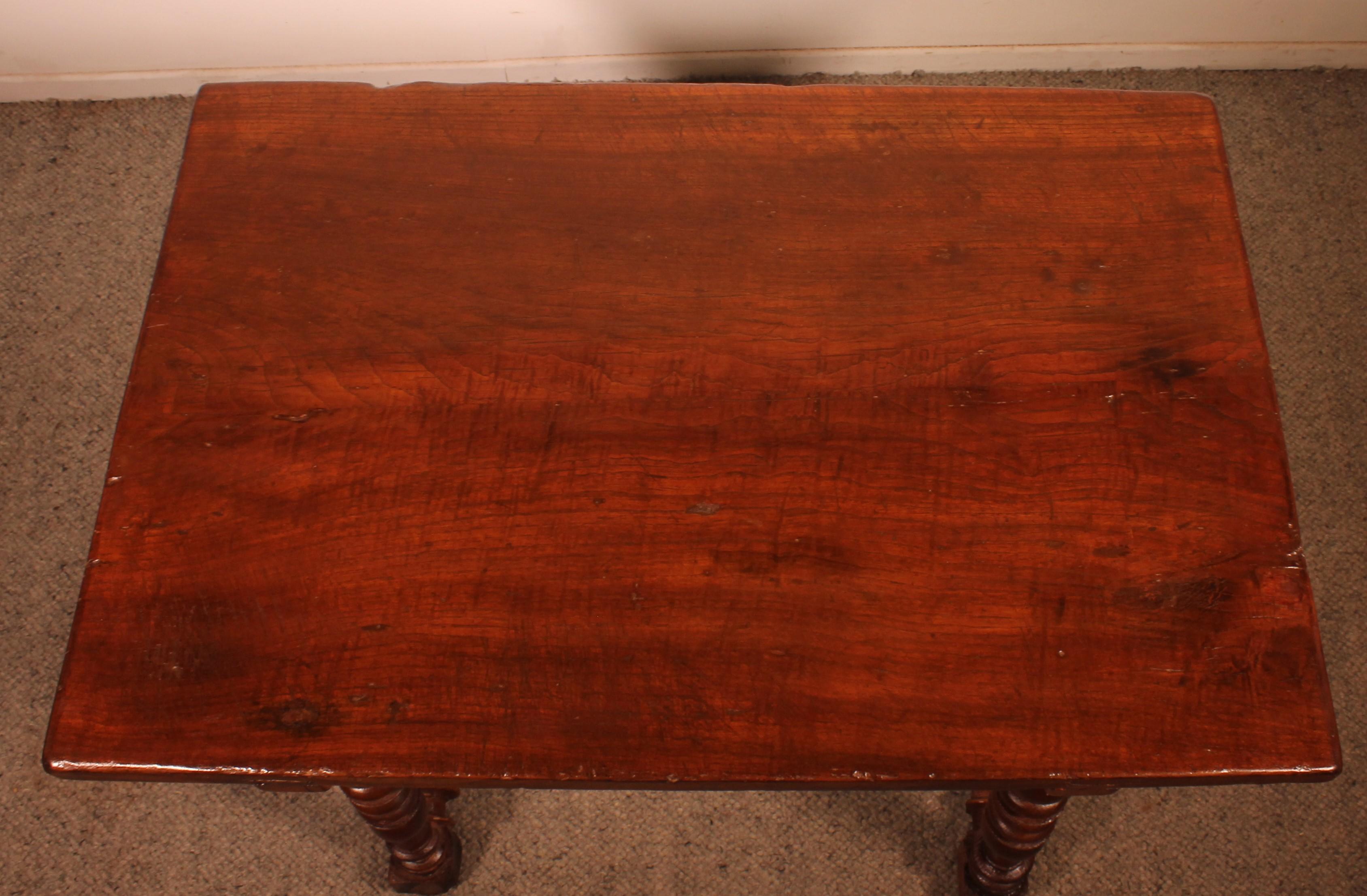 Small Spanish Table From The 17th Century For Sale 5