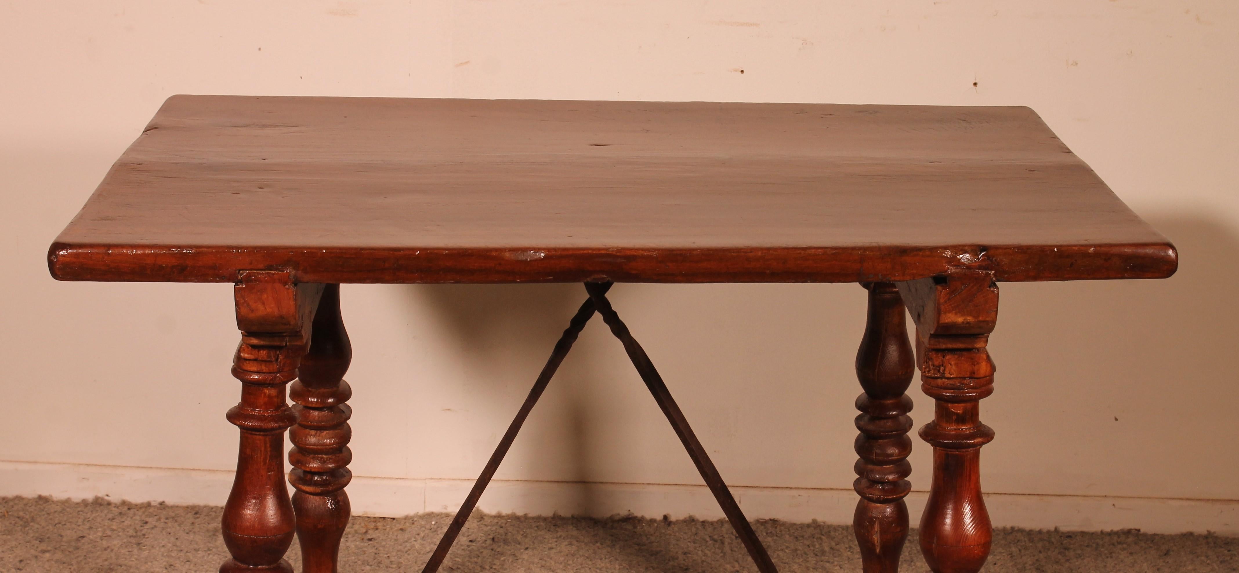 superb small Spanish table from the 17th century
Table that can be used as a desk or a small table
It has a very beautiful chestnut top with a beautiful thickness of 4 cm in one piece with a very beautiful patina
It rests on a very elegant base with