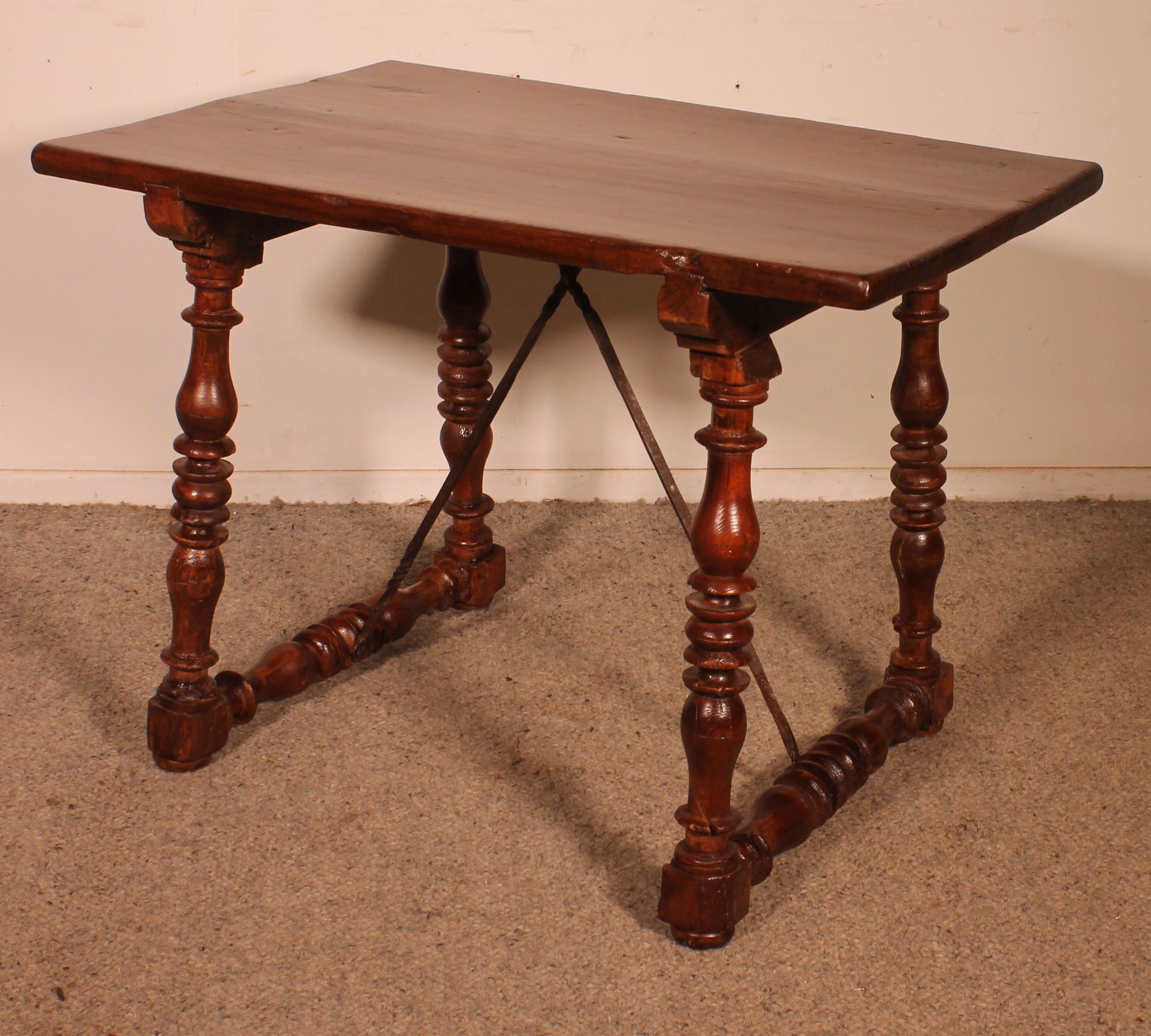 Small Spanish Table From The 17th Century In Good Condition For Sale In Brussels, Brussels