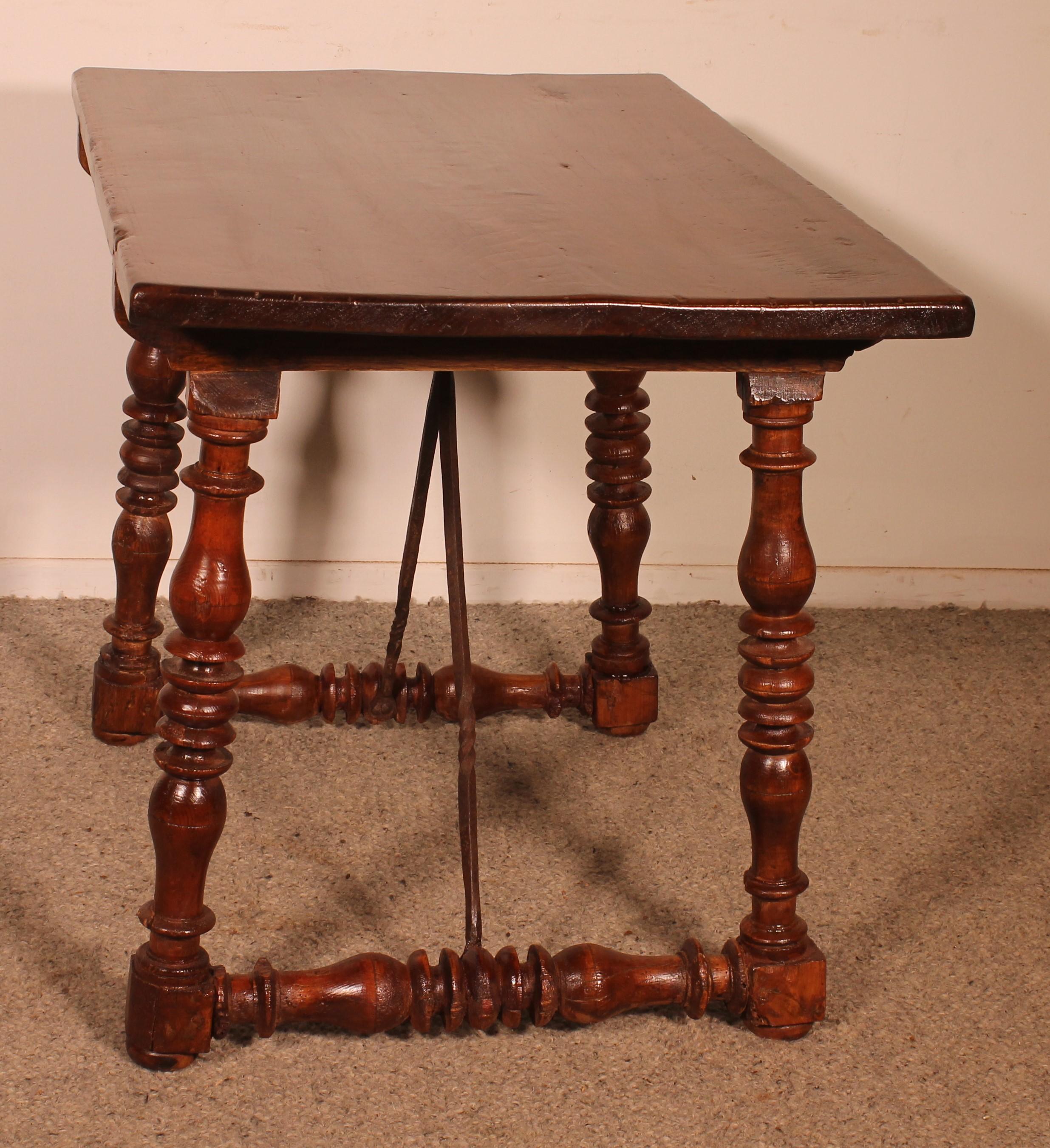 Chestnut Small Spanish Table From The 17th Century For Sale