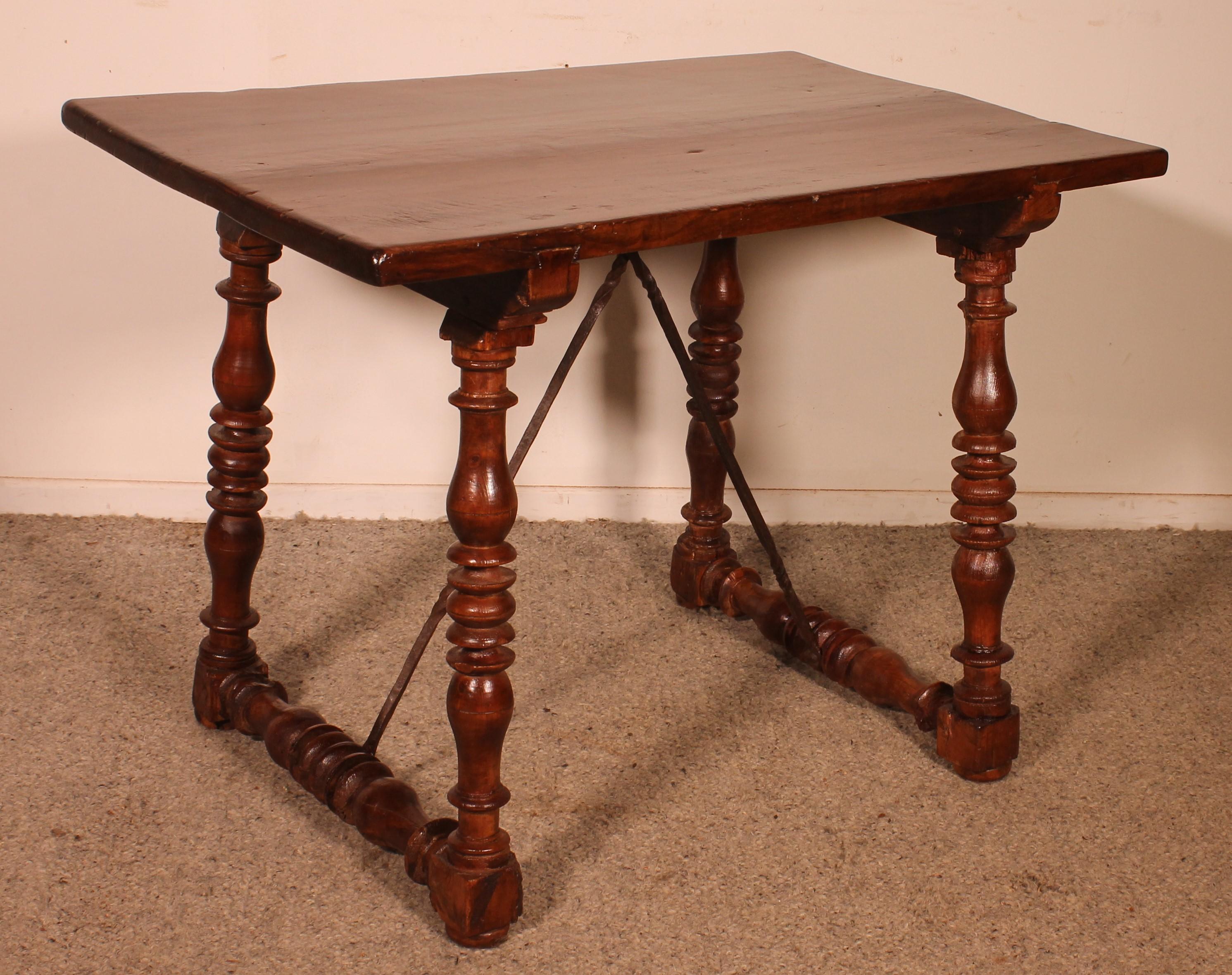 Small Spanish Table From The 17th Century For Sale 1