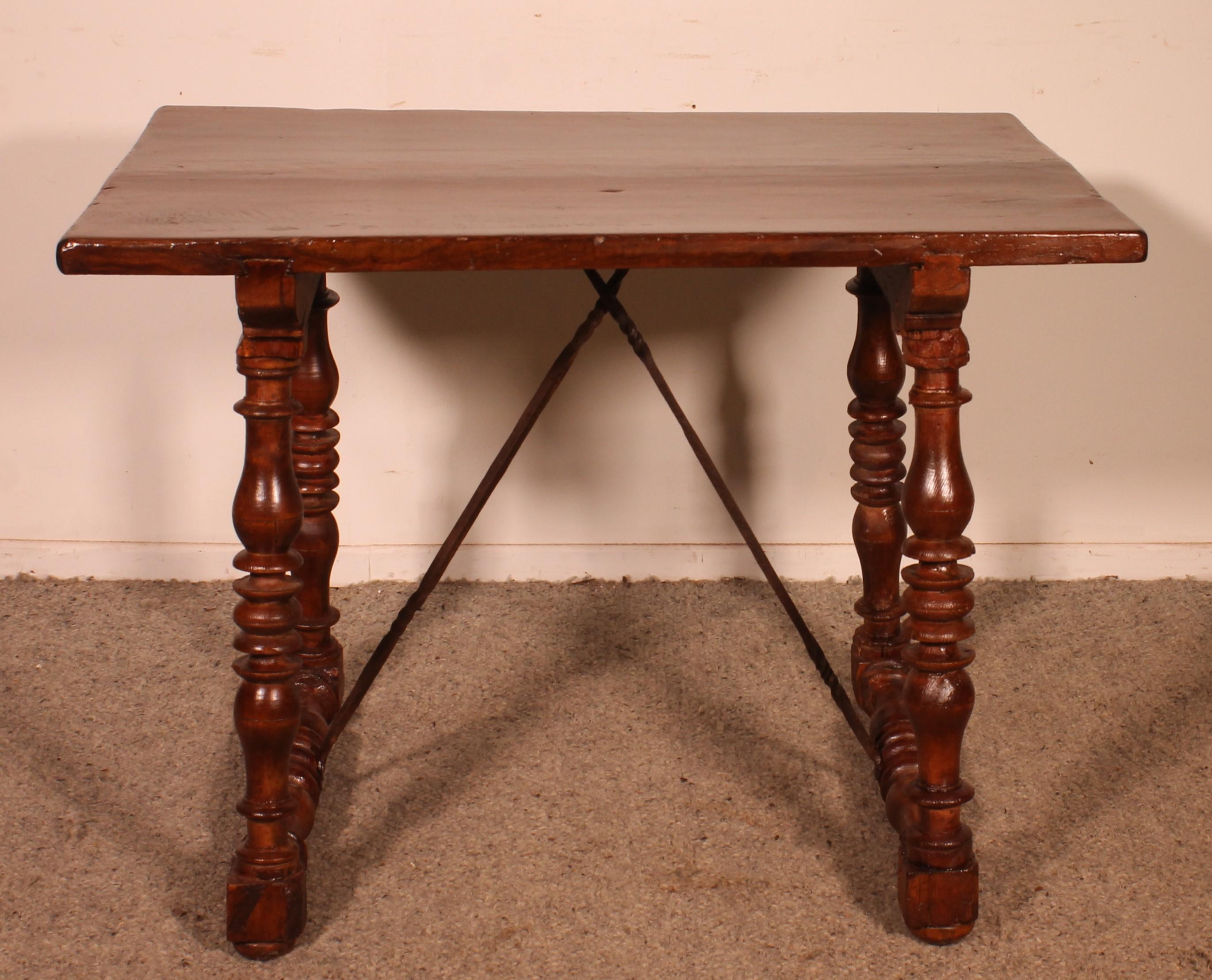Small Spanish Table From The 17th Century For Sale 2