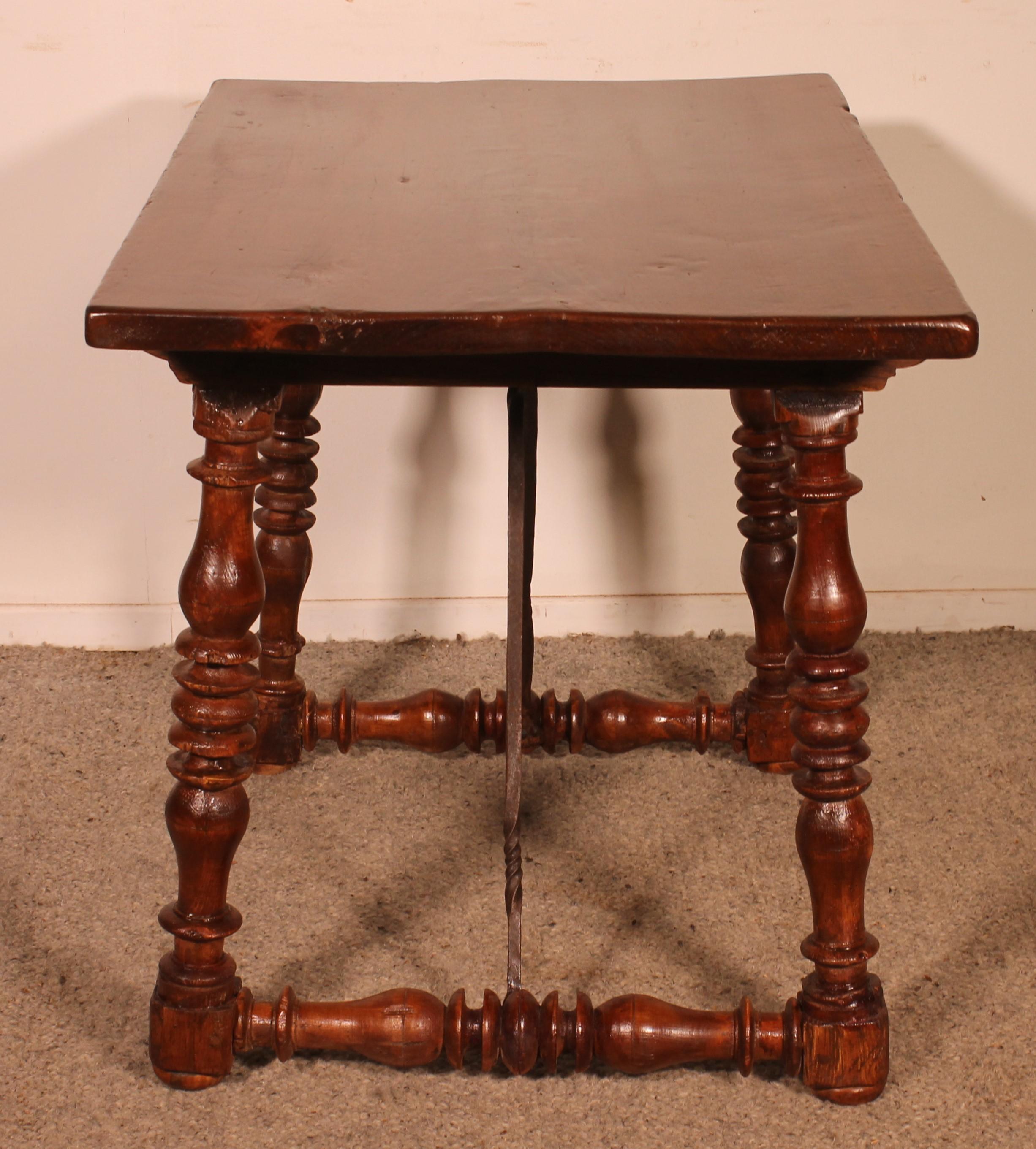 Small Spanish Table From The 17th Century For Sale 3
