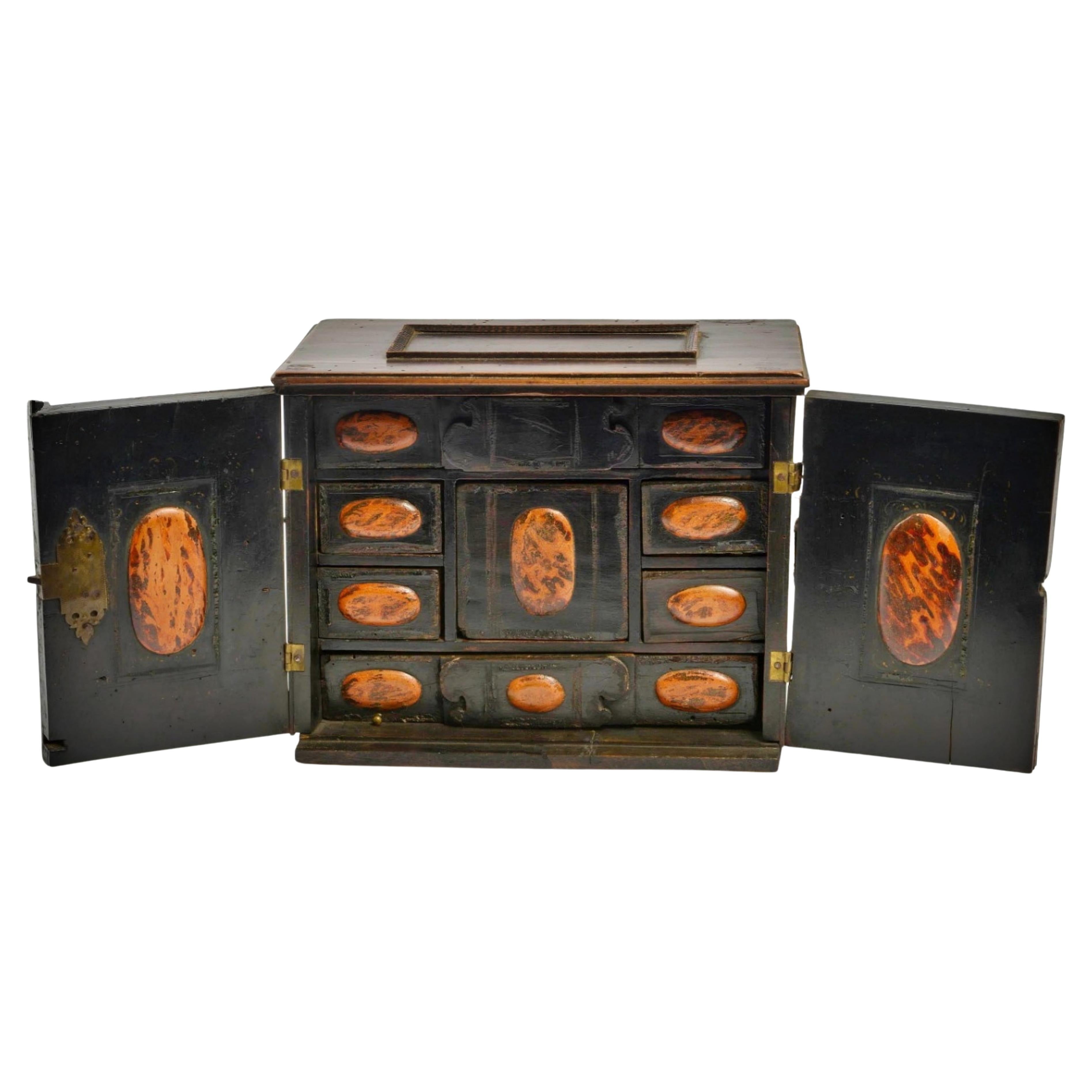 Petit meuble de voyage espagnol du début du 17ème siècle en bois ébénisé