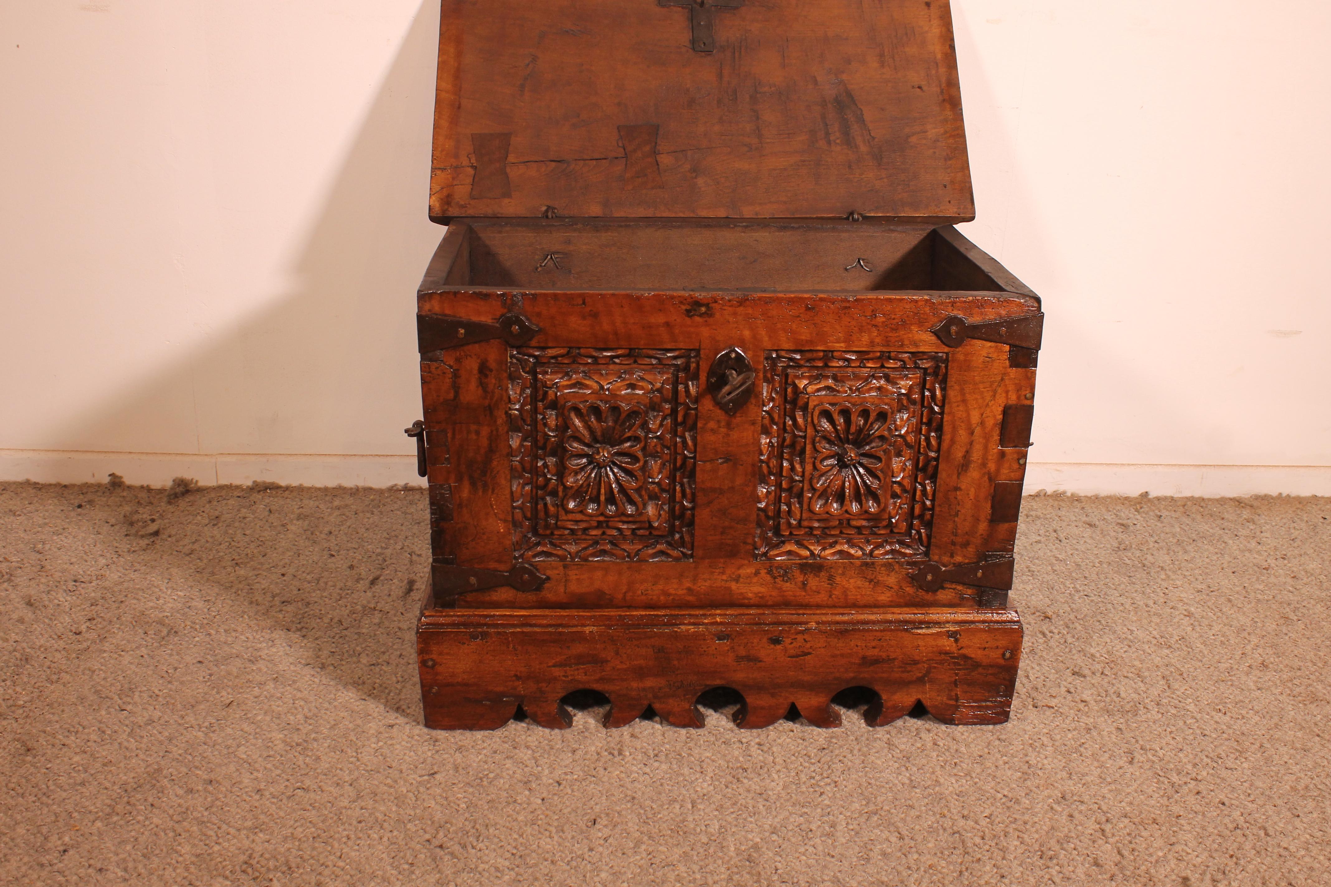 Small Spanish Walnut Chest - 17th Century For Sale at 1stDibs