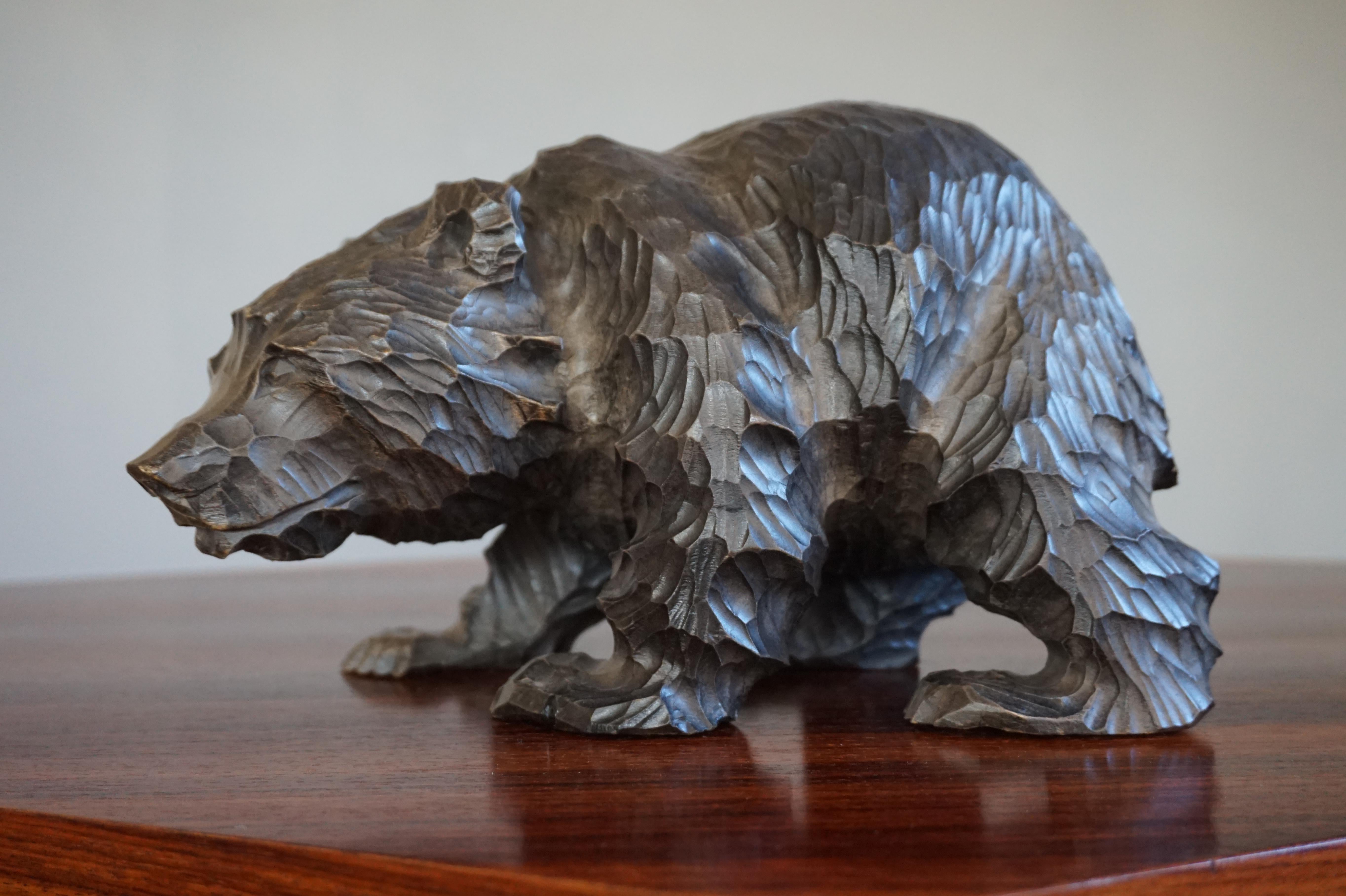 One of a kind bear sculpture.

This stunning grizly bear sculpture stands out, because the artist has managed to create a perfectly realistic bear by carving away relatively large pieces of wood with his gouge. This bear's body posture is exactly