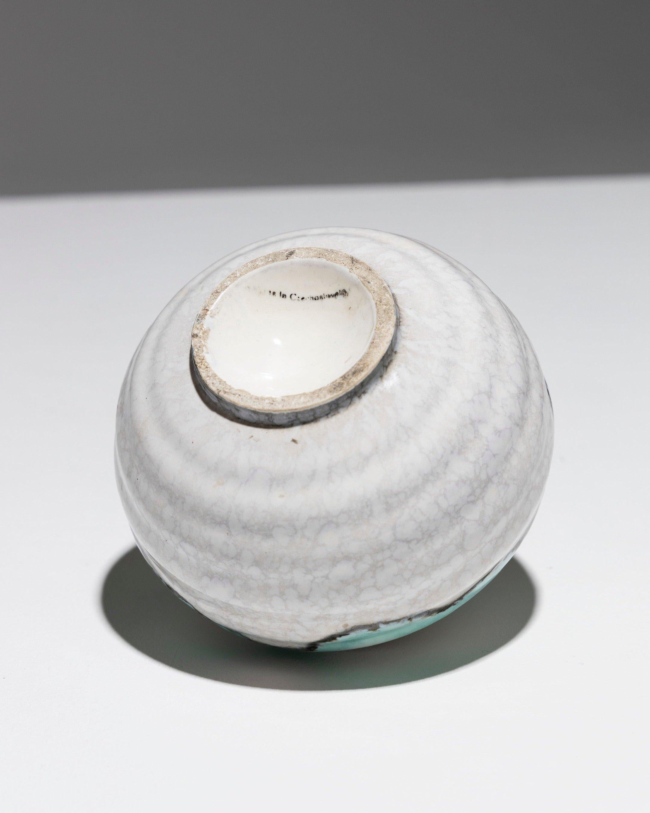 Piccolo vaso sferico su base in terracotta smaltata, anni '60. Decorata intorno alla spalla con un collare di smalto blu delineato in nero, su uno sfondo grigio. Timbro nero: 