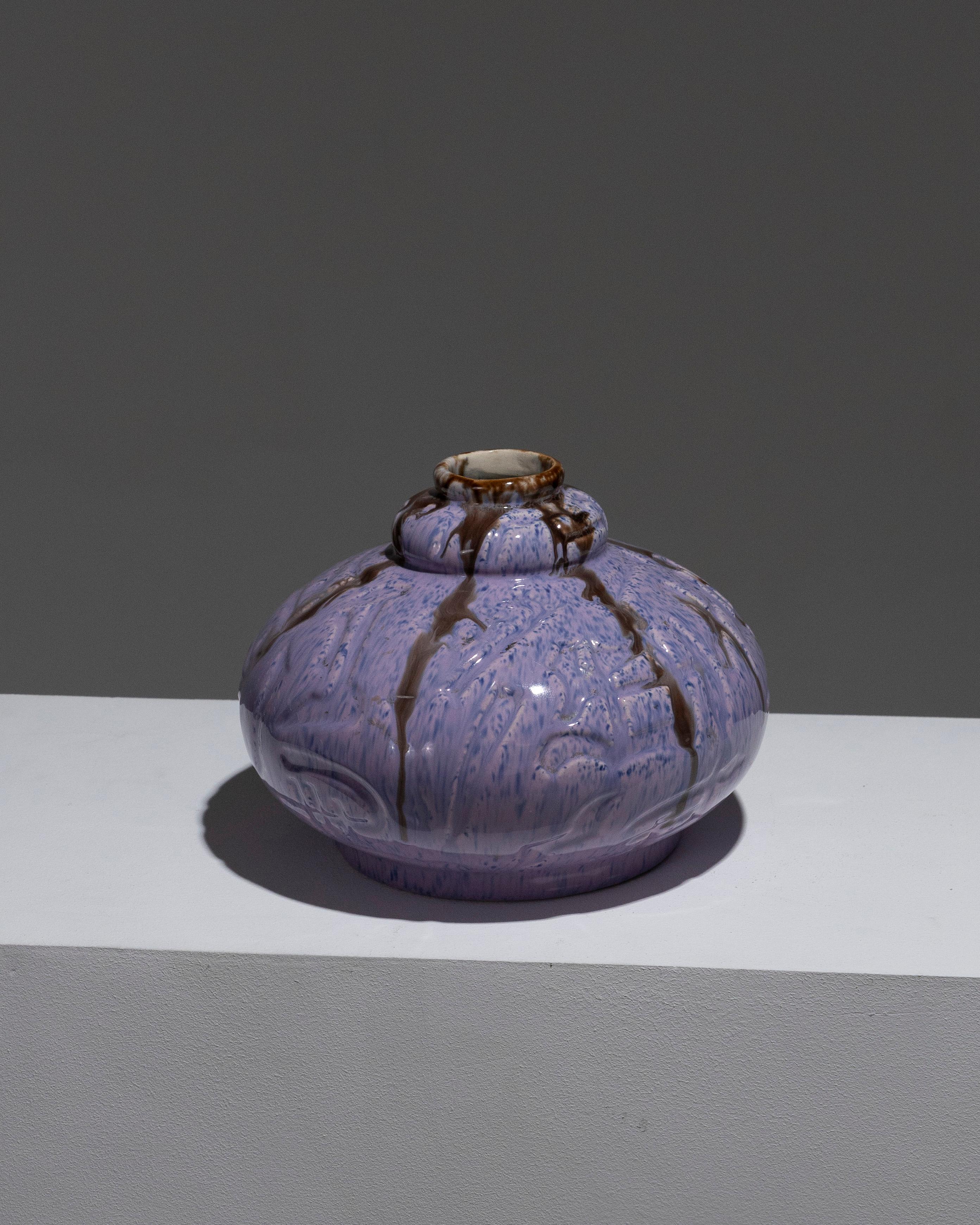 Piccolo vaso sferico in ceramica con collo stretto, prodotto in Francia negli anni '40. Caratterizzato da un disegno geometrico in blu e viola sottosmalto. Ottime condizioni.
DV1926