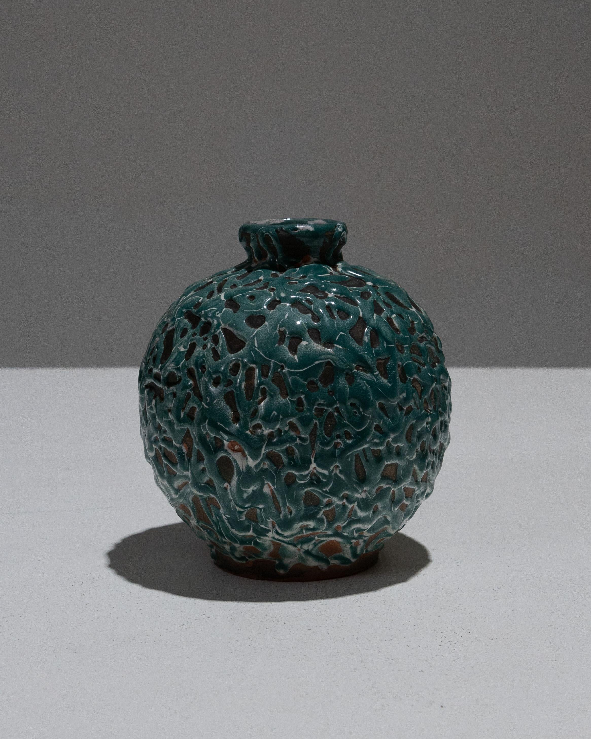 Vaso sferico in ceramica, attribuito a Céramique d'Art de Bordeaux (C.A.B.) negli anni Quaranta. Sul biscotto di argilla rossa è stata applicata una rete di filo di smalto liquido che circonda il corpo con uno spesso filo di smalto stannifero