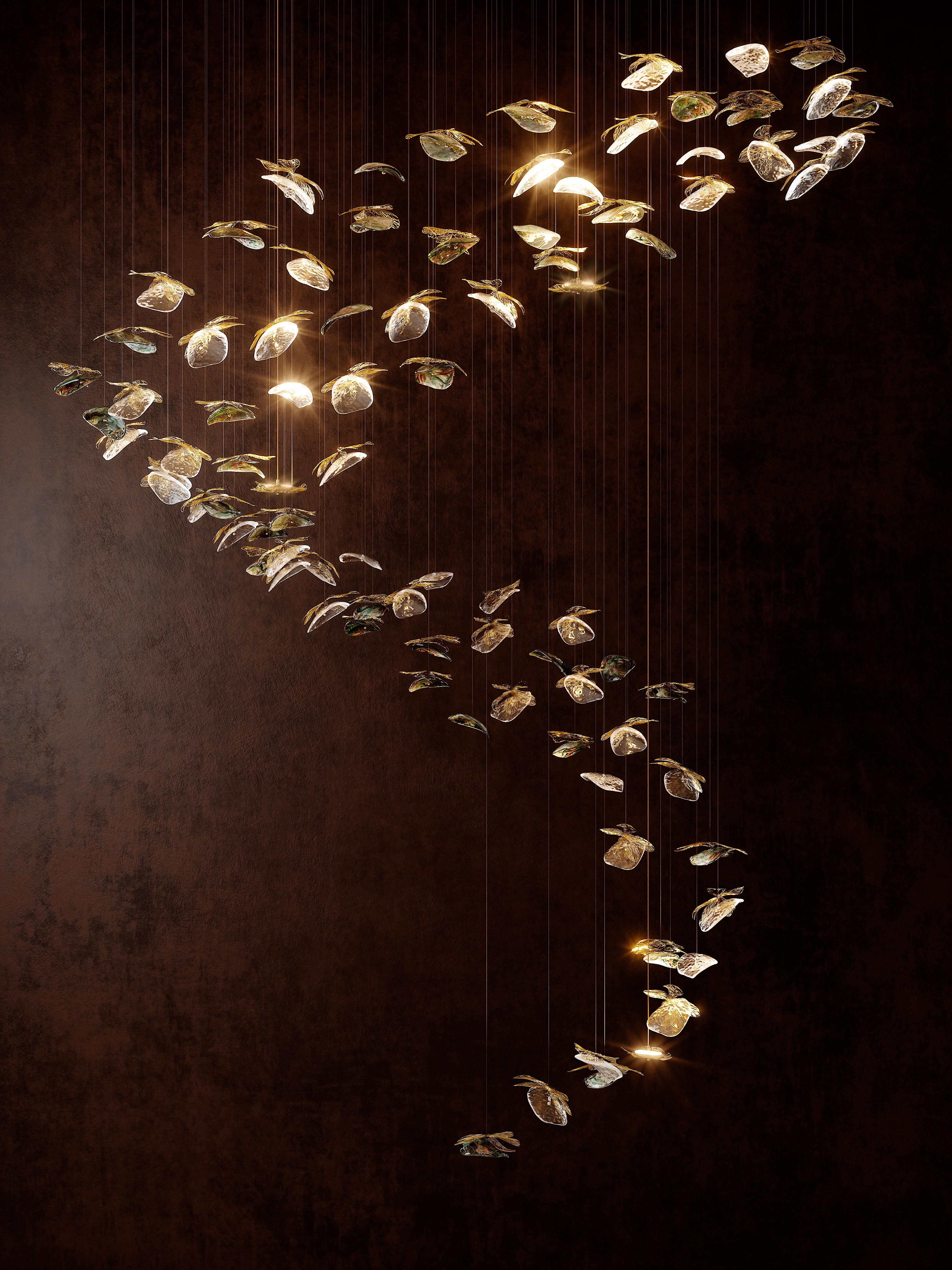 Lampada a sospensione a spirale piccola di Rock and Soar
Dimensioni: D. A. 150 x H. 200 cm
Materiali: Placcato oro, SS.

30 x vetro trasparente, 40 x vetro metallico fumé, 30 incisioni botaniche, 3 accendini

Circa:
Fondata dalle creative Monica