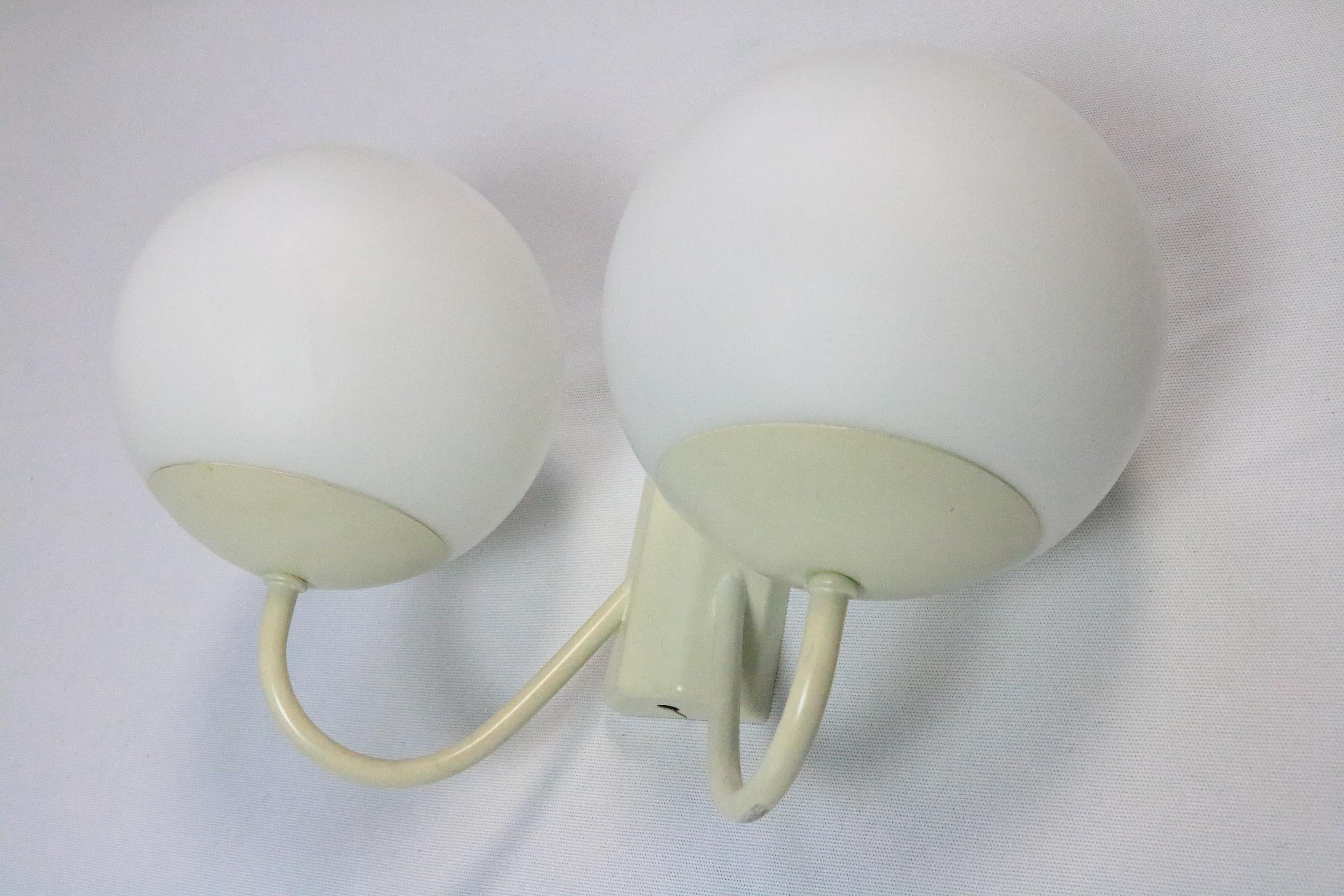 Lámpara de pared de Kaiser Leuchten.
Dos bolas de cristal blanco y un marco metálico de color crema.
 
Bellamente conservado.
 
Anchura: 28 cm / 11,02 pulgadas
Altura: 17 cm
Profundidad: 14 cm / 5,51 pulgadas

2 tomas E14. Adaptadores para E12