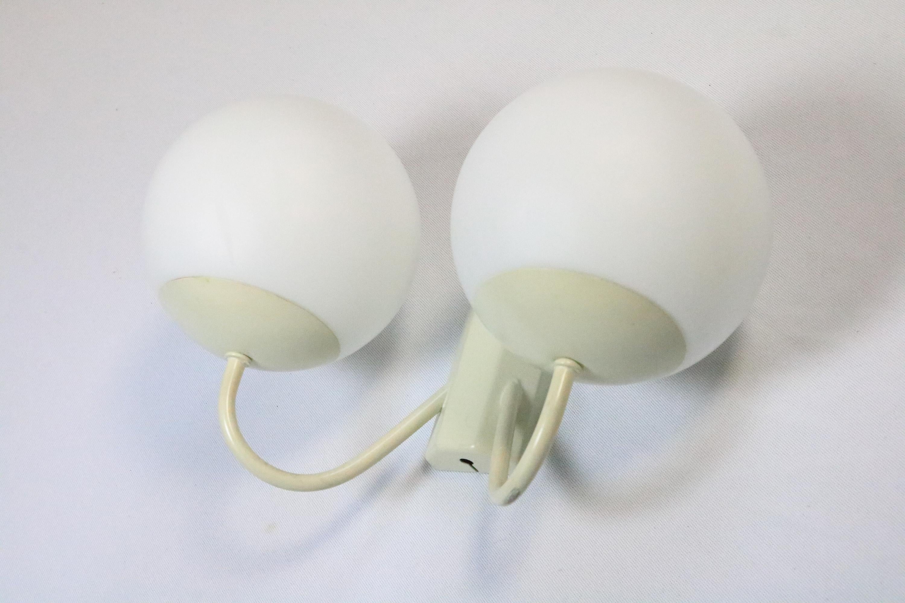 Pequeño aplique Sputnik de KAISER, 2 x bolas de cristal, Gernany, años 70 Moderno de mediados de siglo en venta