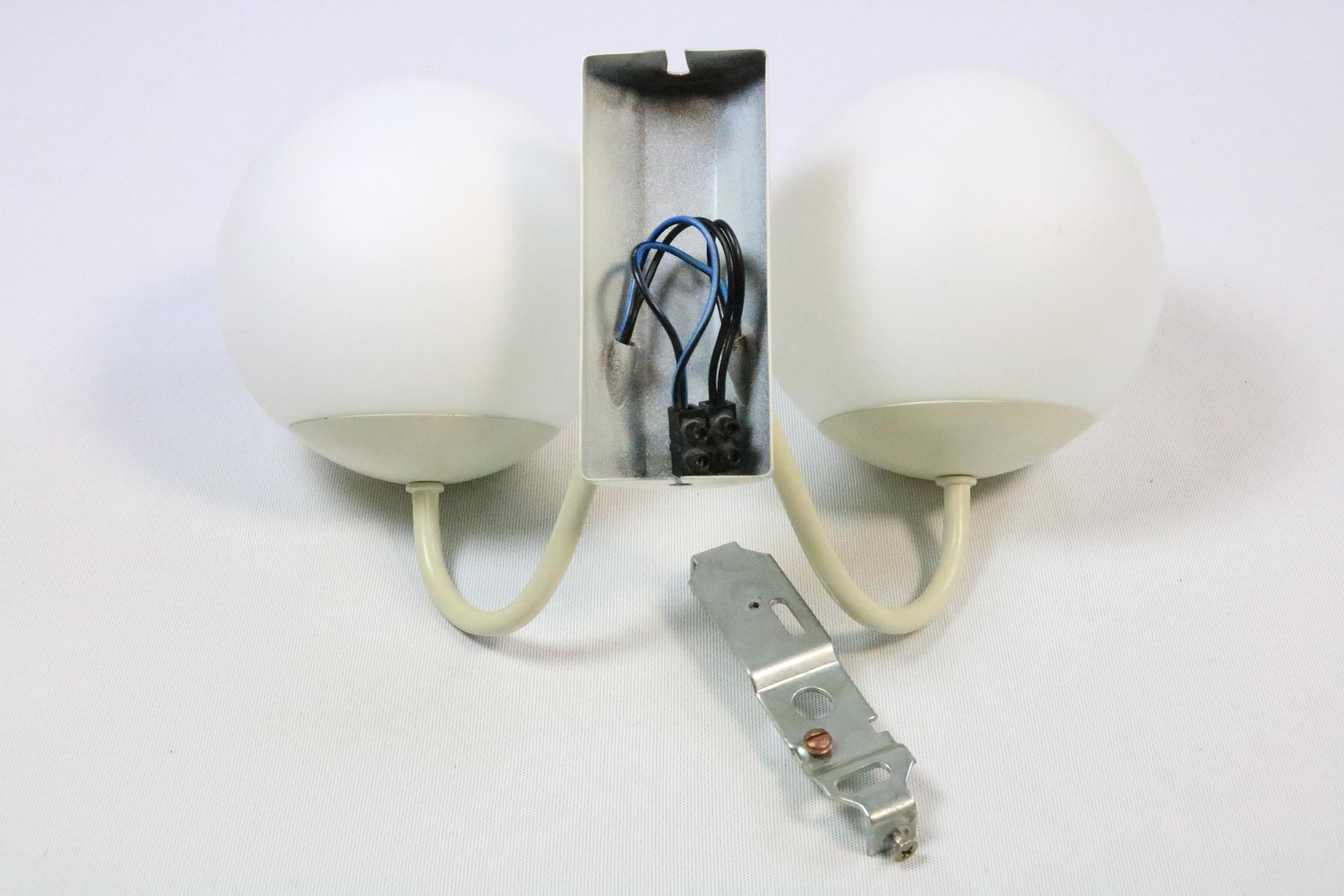 Pequeño aplique Sputnik de KAISER, 2 x bolas de cristal, Gernany, años 70 Alemán en venta