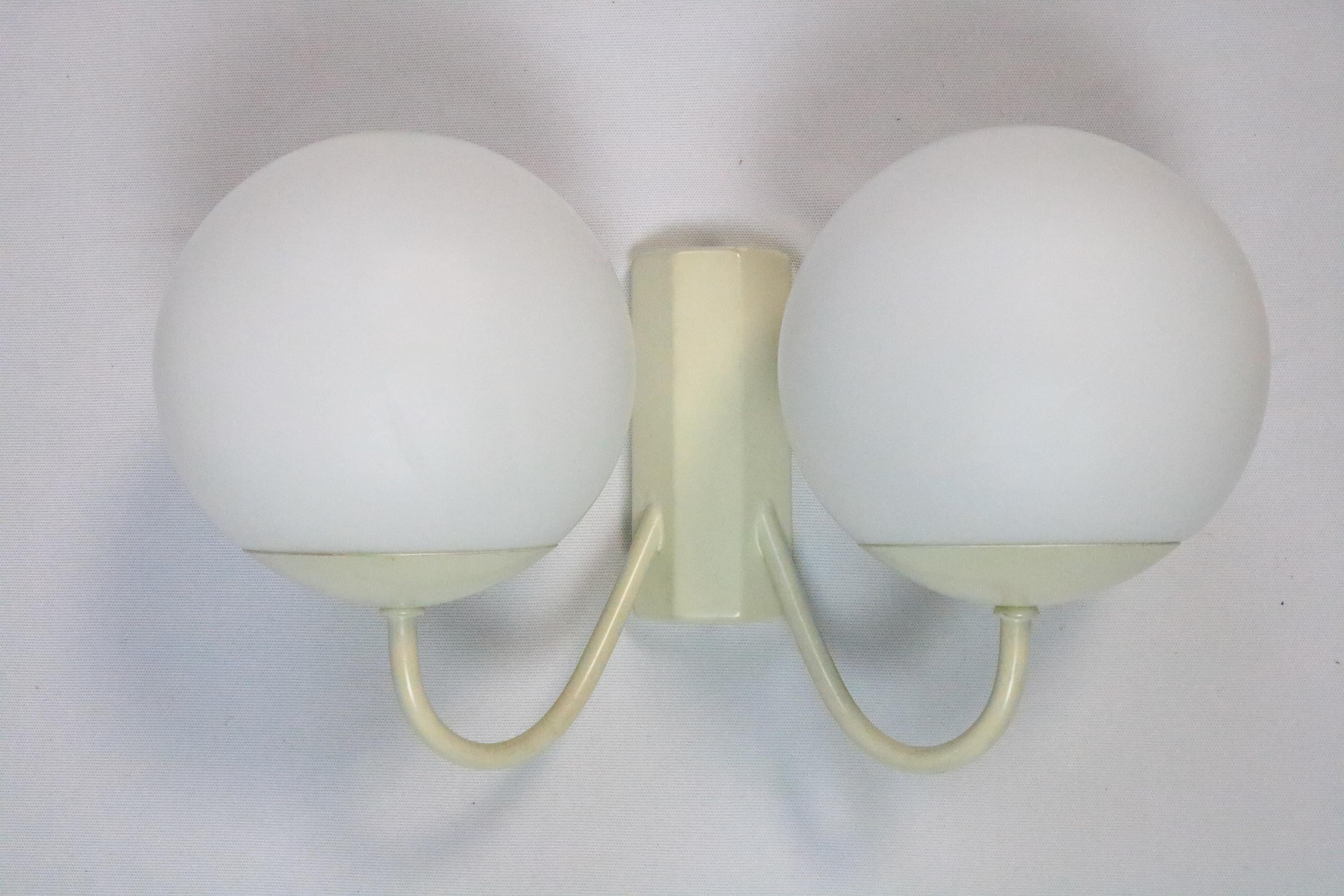 Pequeño aplique Sputnik de KAISER, 2 x bolas de cristal, Gernany, años 70 finales del siglo XX en venta