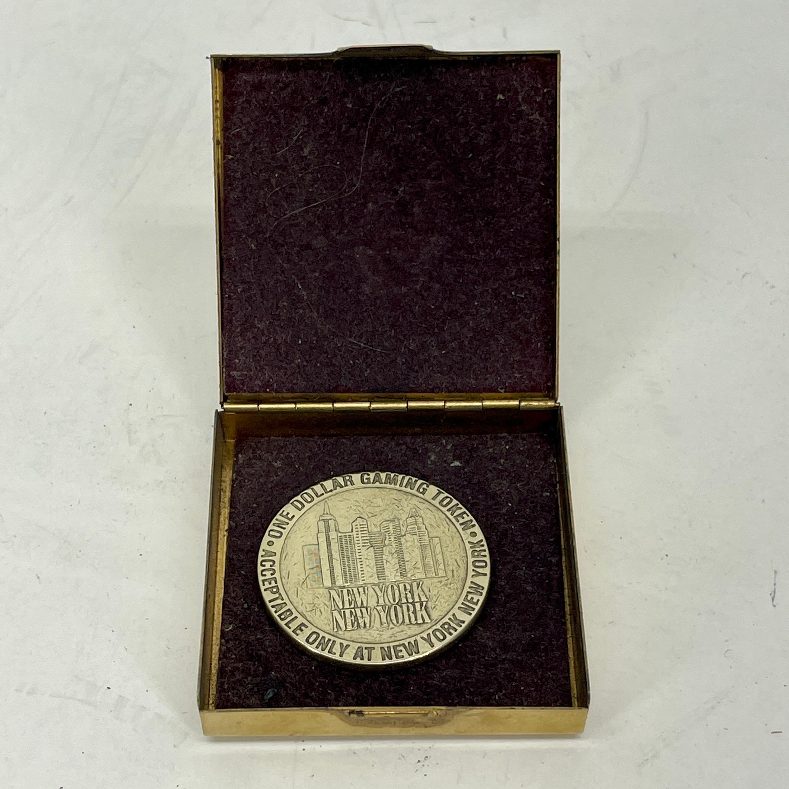 20ième siècle Petite boîte carrée en laiton avec signature d'ange, Amérique, début du 20e siècle en vente