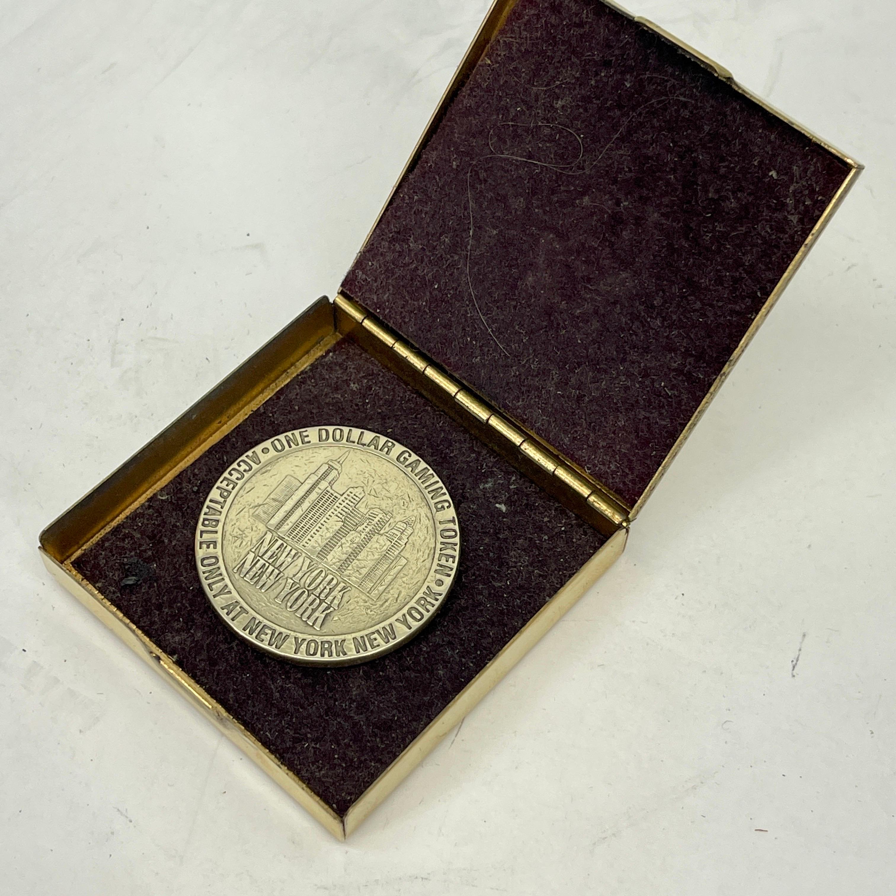 Petite boîte carrée en laiton avec signature d'ange, Amérique, début du 20e siècle en vente 1