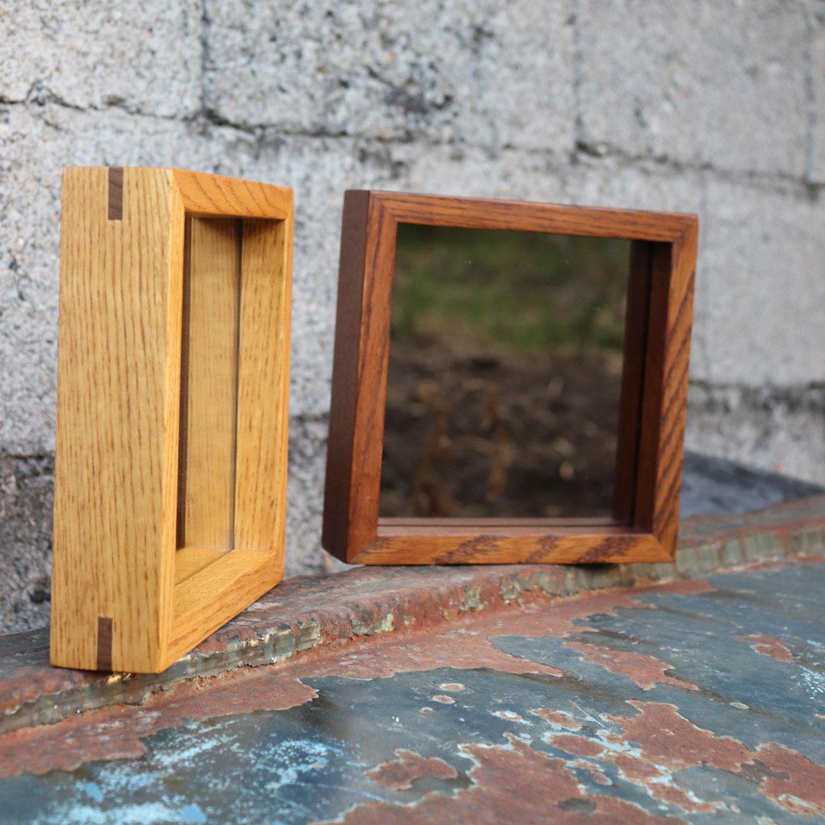 Turc Petit miroir carré en bronze avec cadre en bois - EDGE en vente