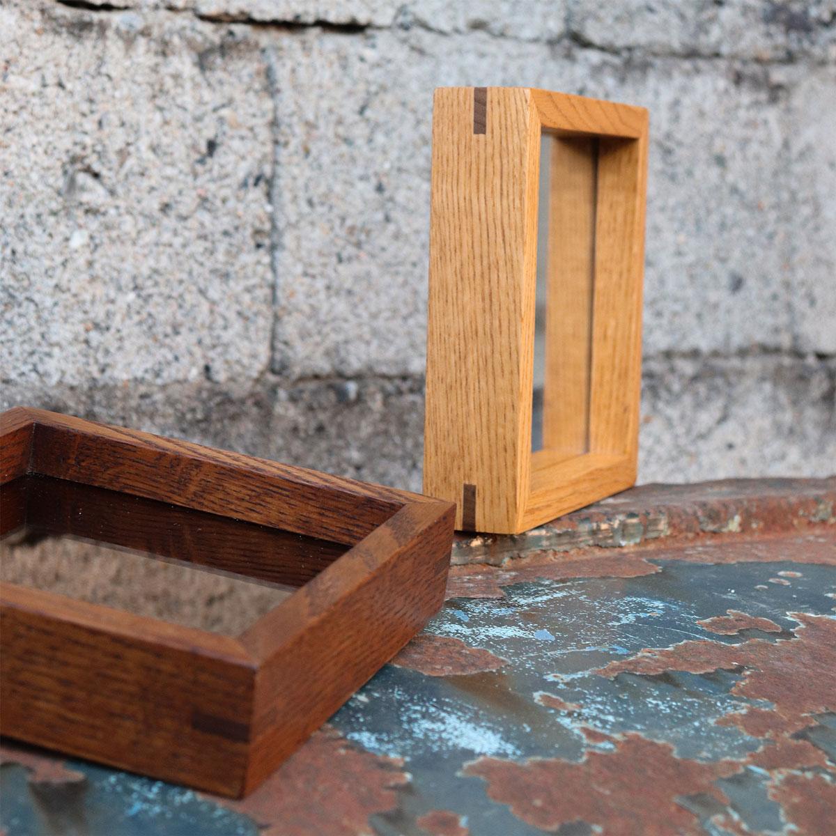 Fait main Petit miroir carré en bronze avec cadre en bois - EDGE en vente