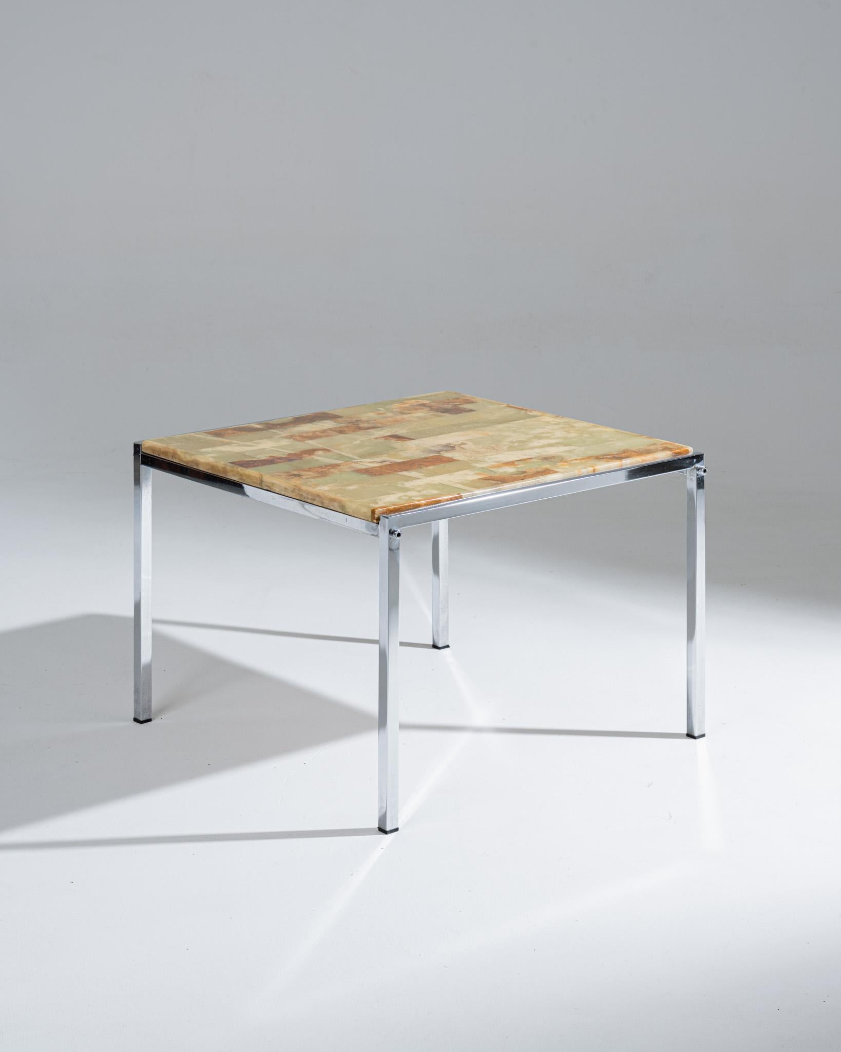 Small square coffee table from the 1960s, green and brown onyx top with checkerboard pattern, metal base. Removable top. In superb condition. Can also be used as a side table at the end of a sofa. 1960s. 