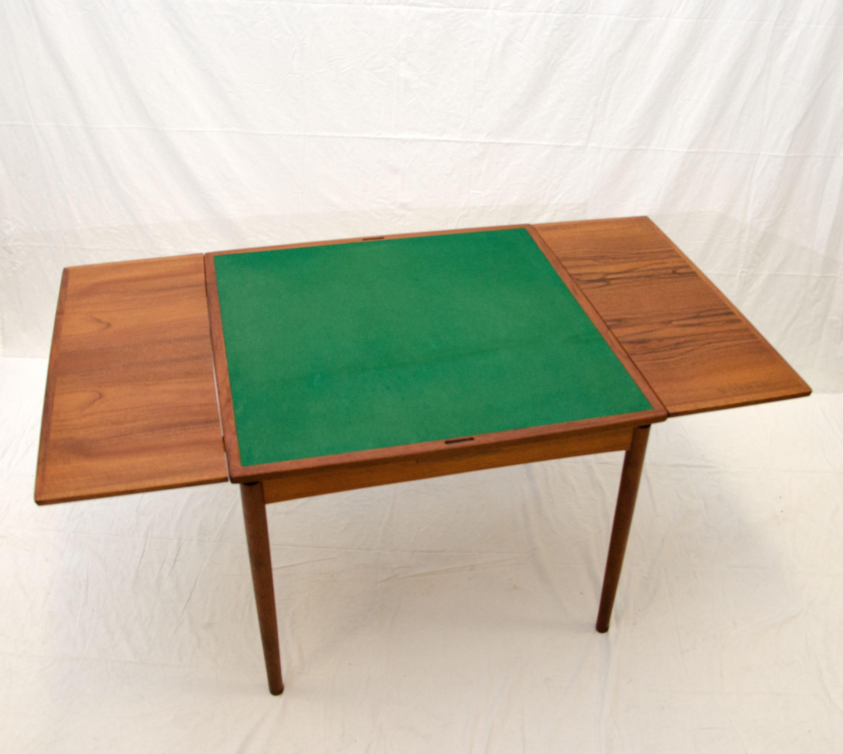 Kleiner quadratischer dänischer Teakholz-Flip-Top Spieltisch:: Frühstückstisch (20. Jahrhundert)