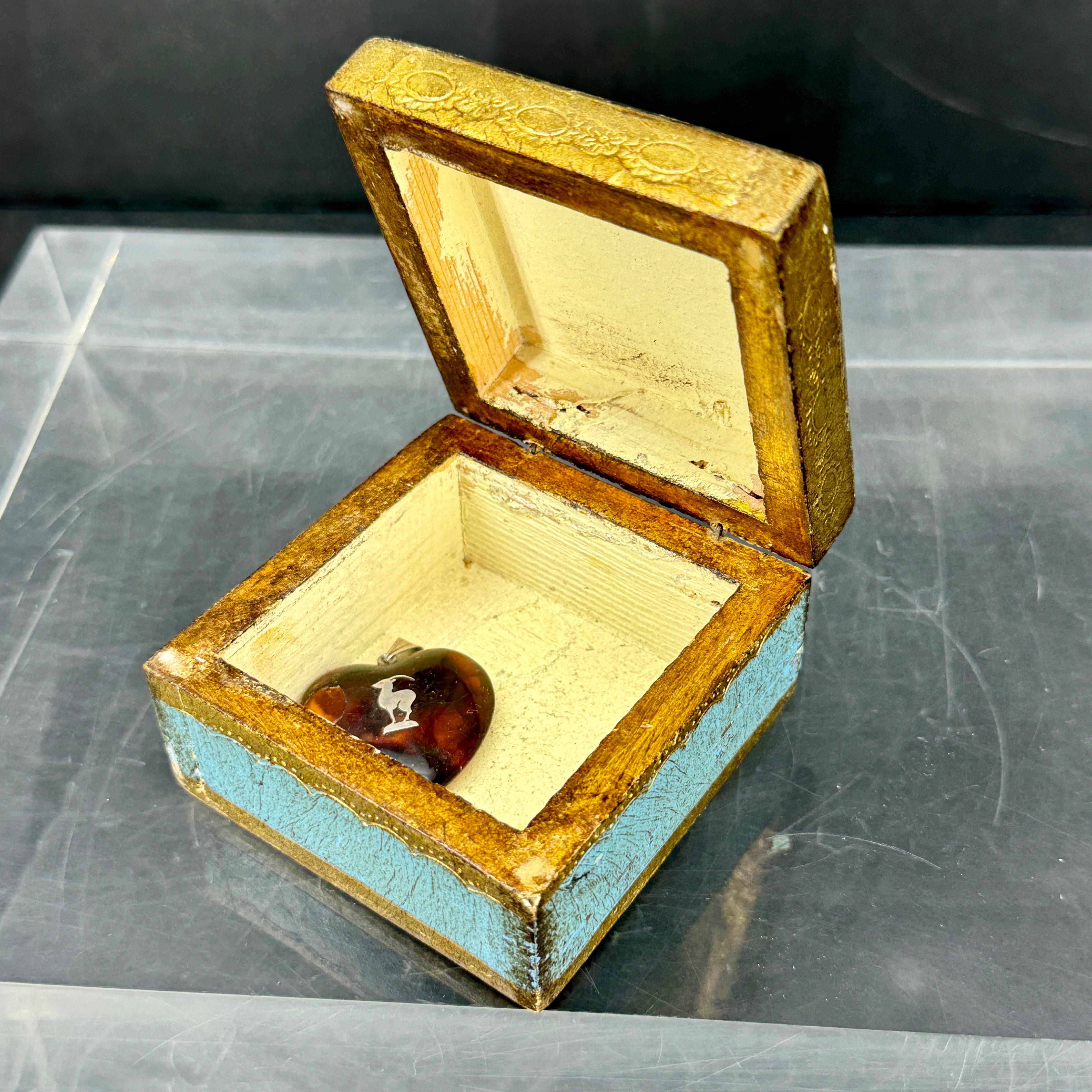 Pequeña caja cuadrada de baratijas florentina antigua de madera azul y dorada en venta 2