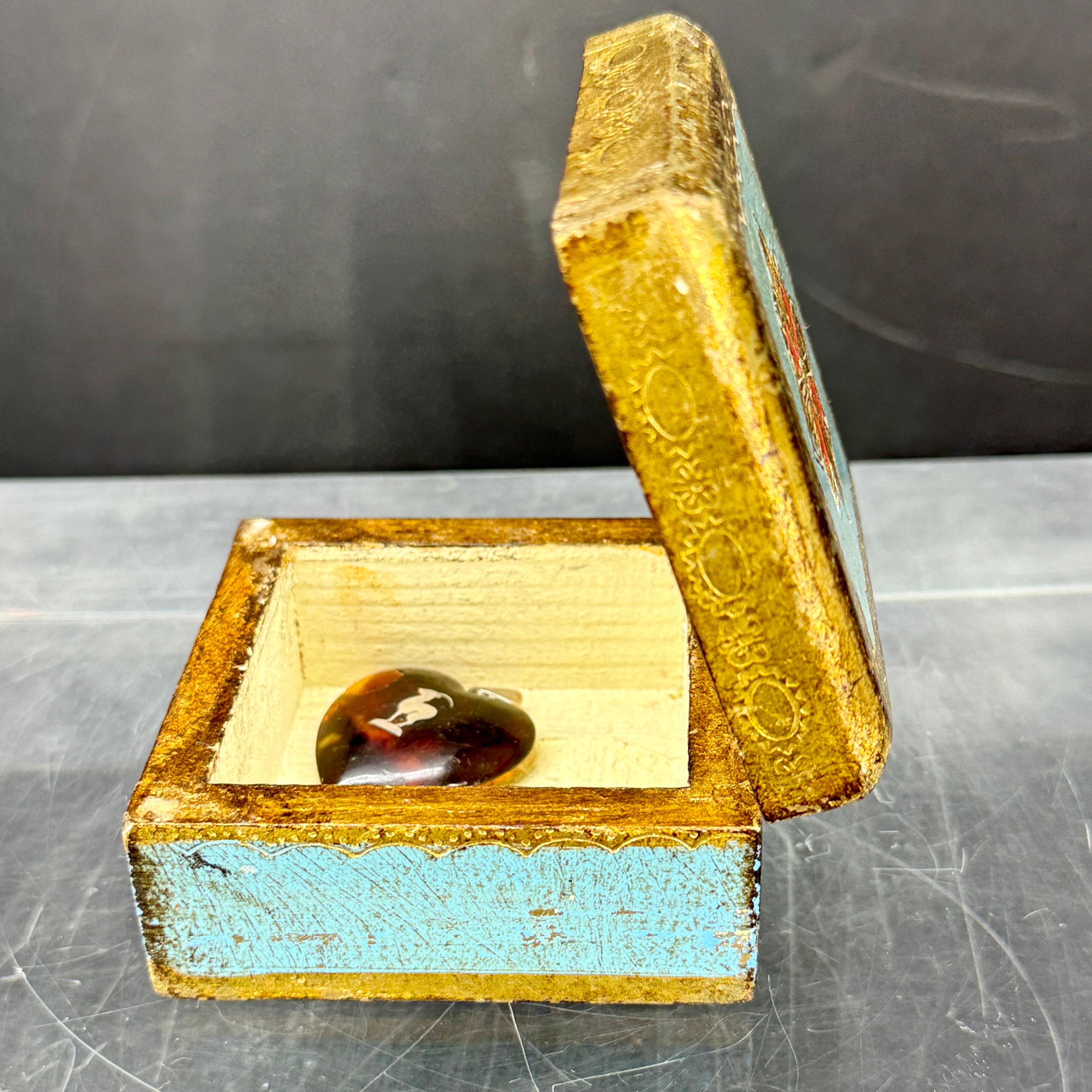 Pequeña caja cuadrada de baratijas florentina antigua de madera azul y dorada en venta 4